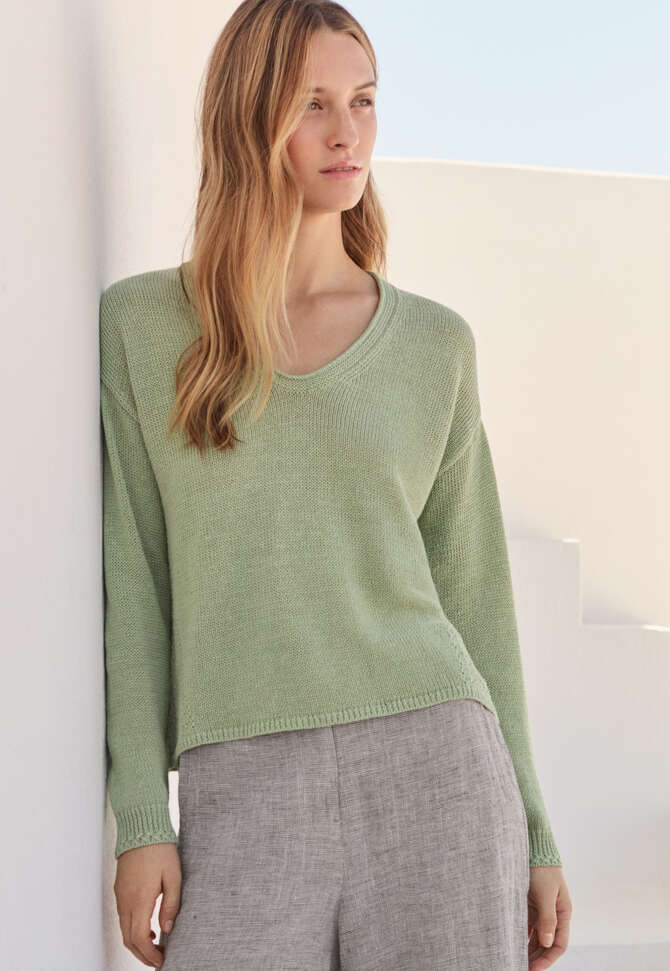 Curved v-neck sweater, Pale leaf, completeTheLook