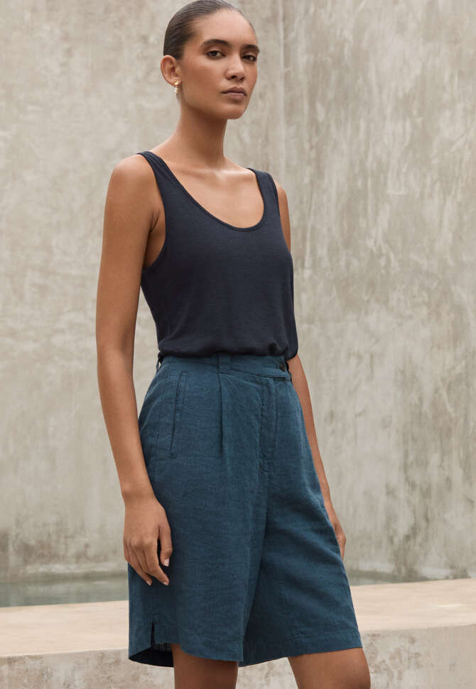 Simple vest, Blue black, completeTheLook