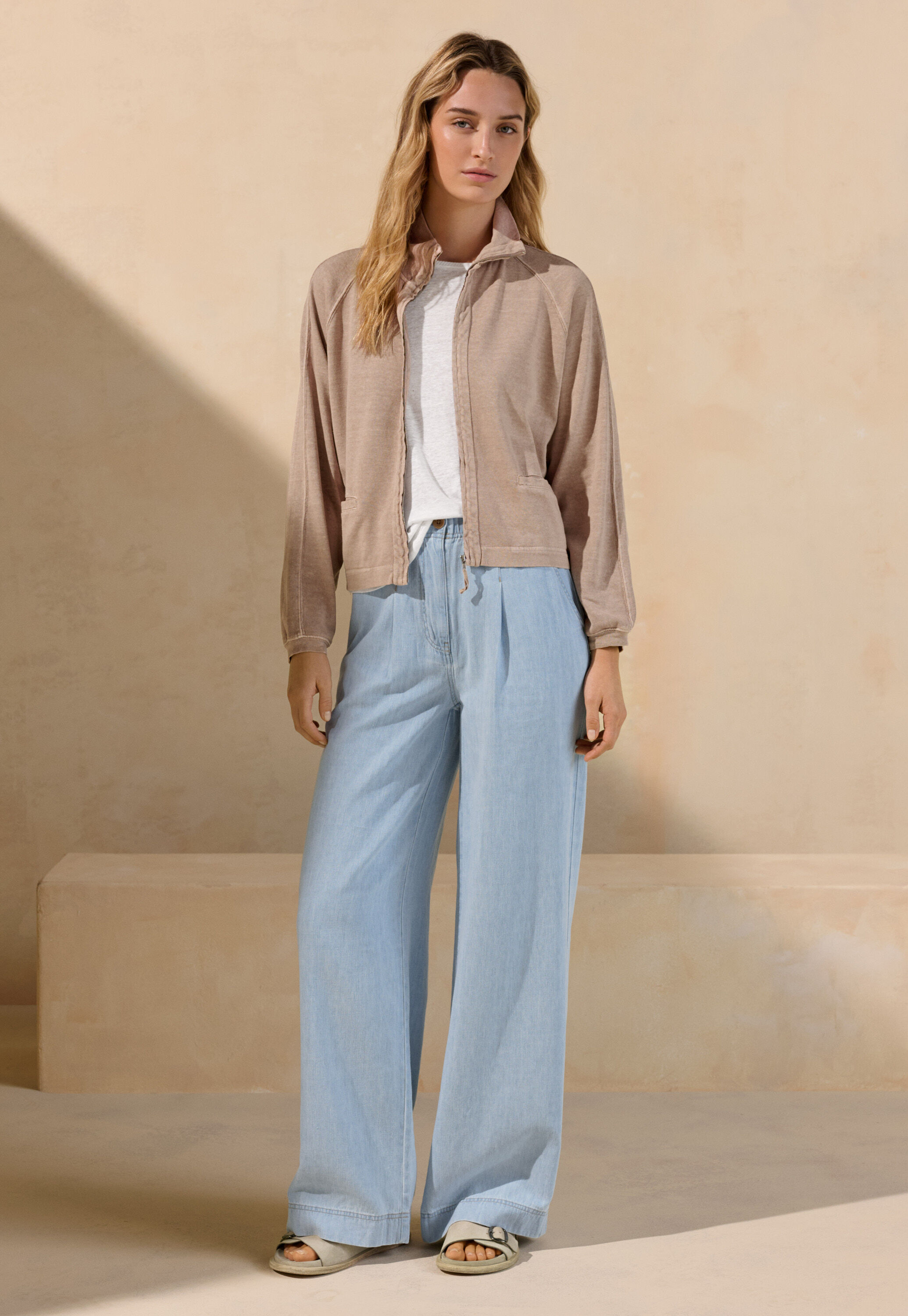 Indigo-dyed wide trousers