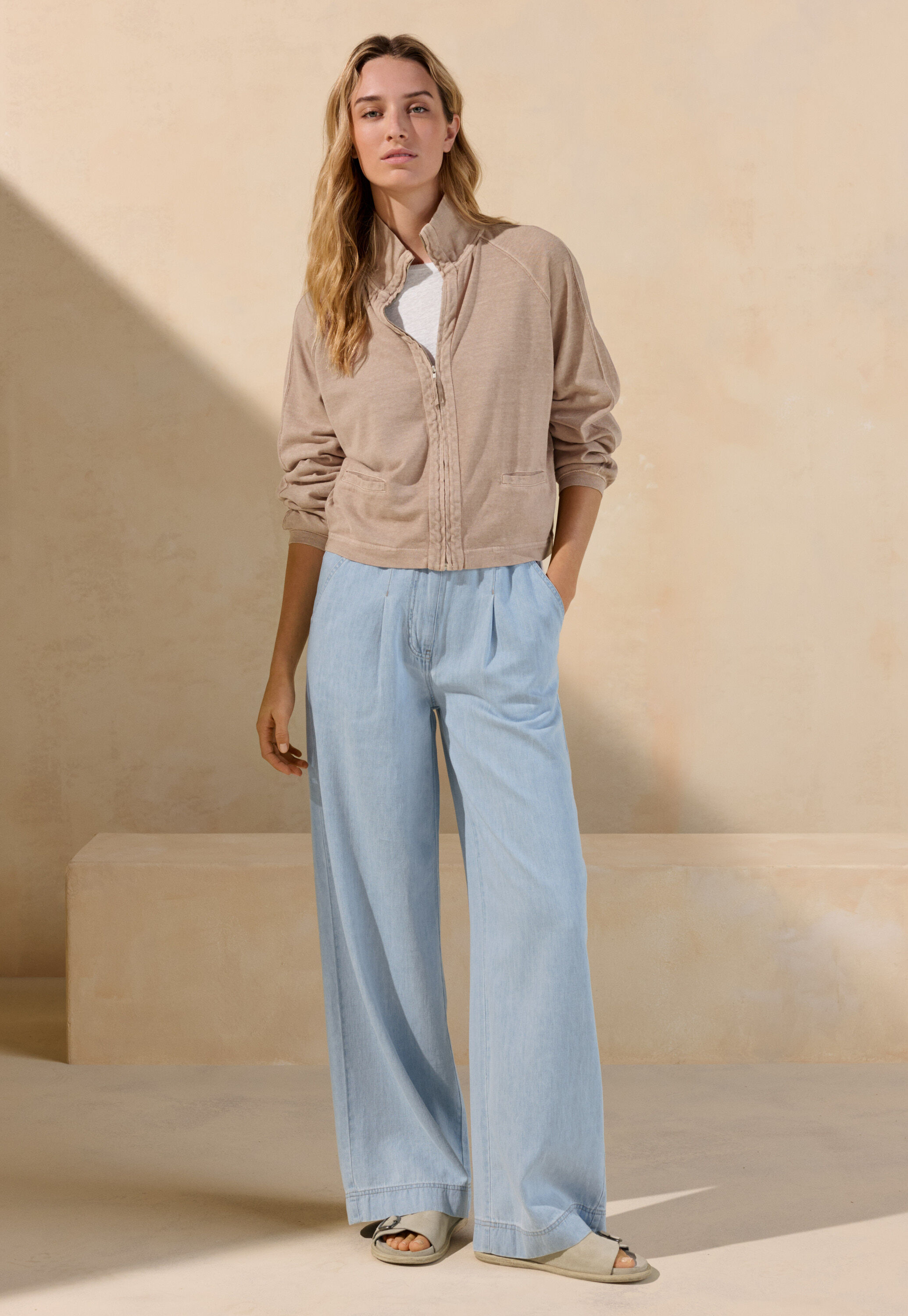 Indigo-dyed wide trousers
