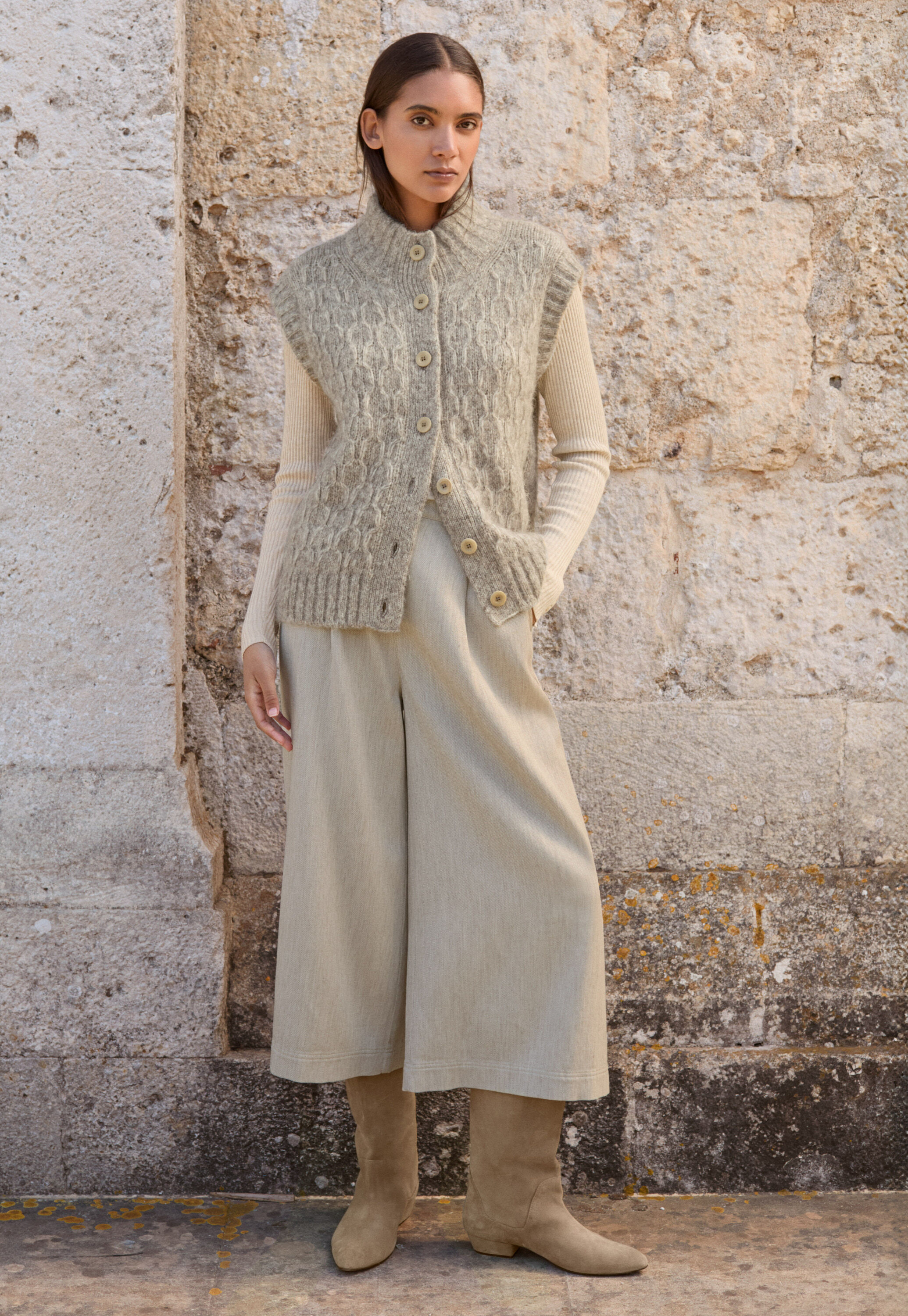 Cable-stitch sleeveless cardigan