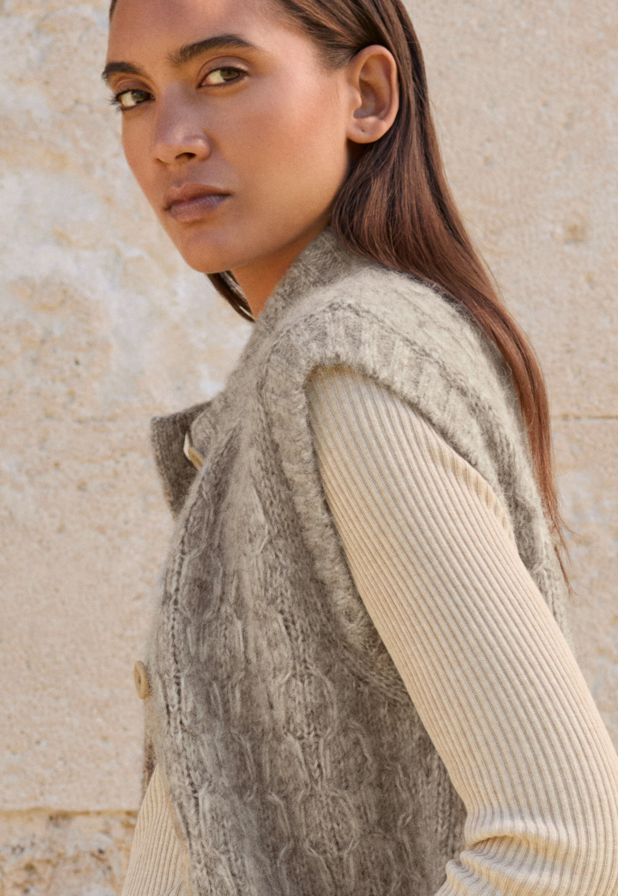 Cable-stitch sleeveless cardigan