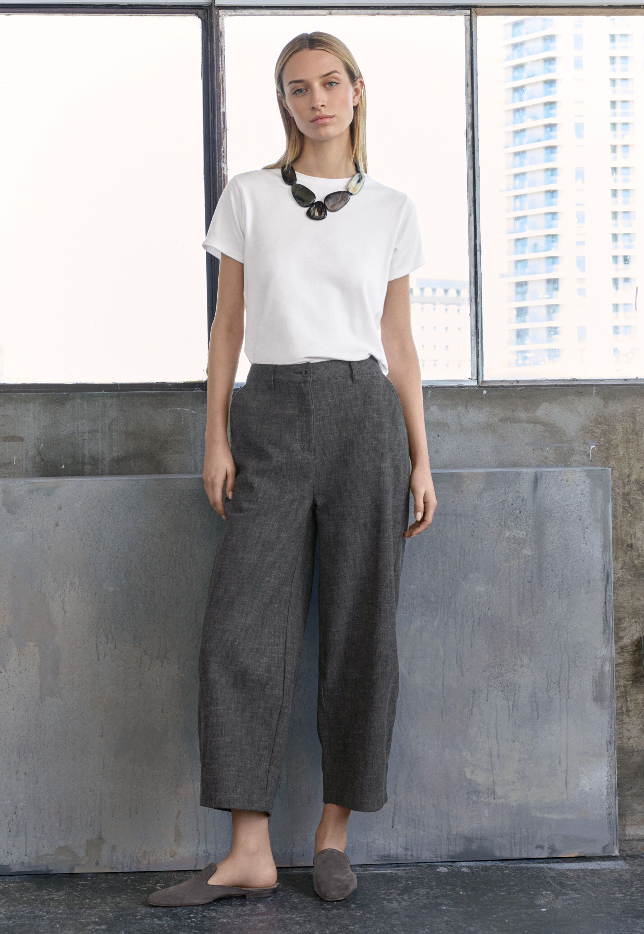 Barrel leg trousers
