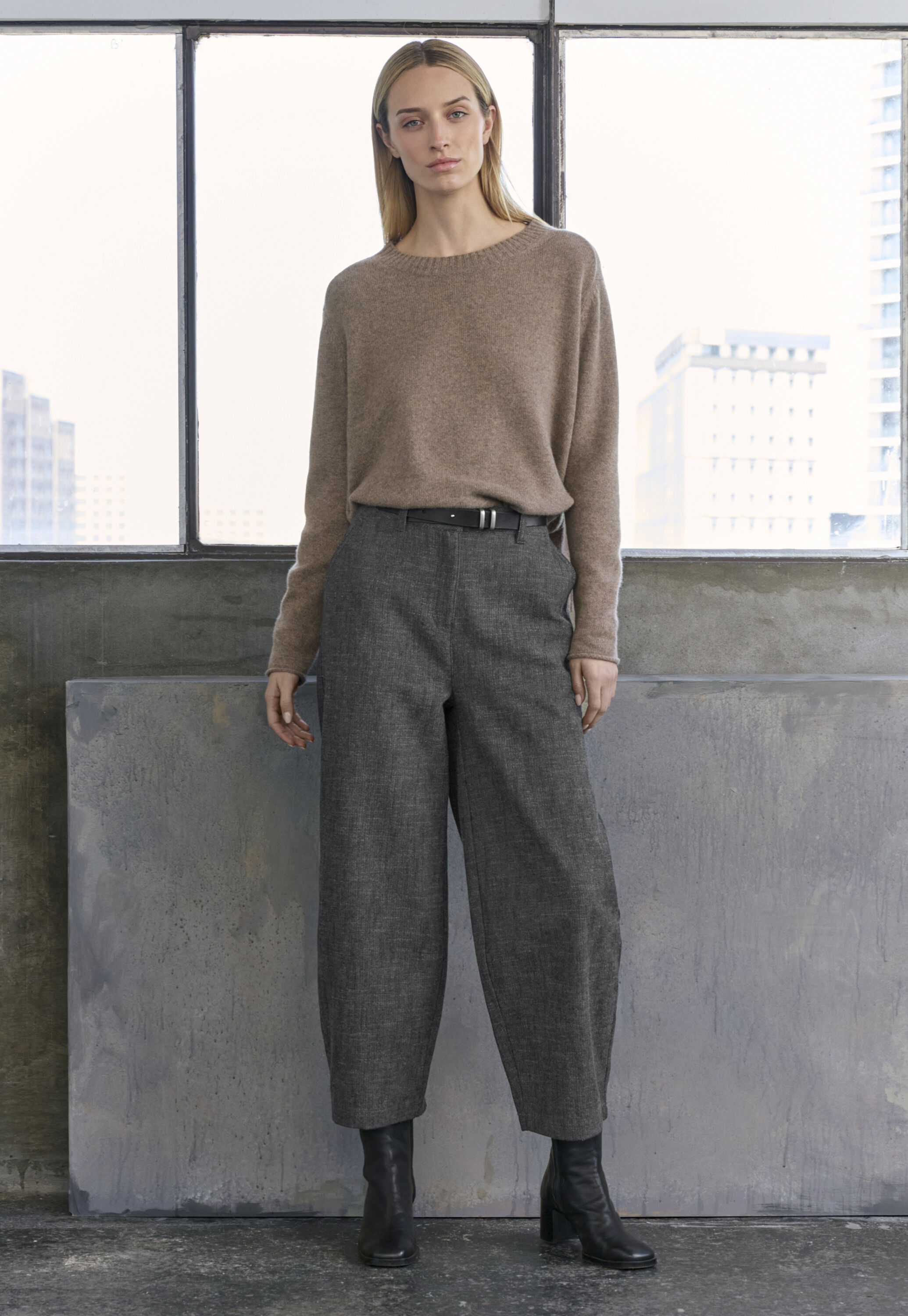 Barrel leg trousers