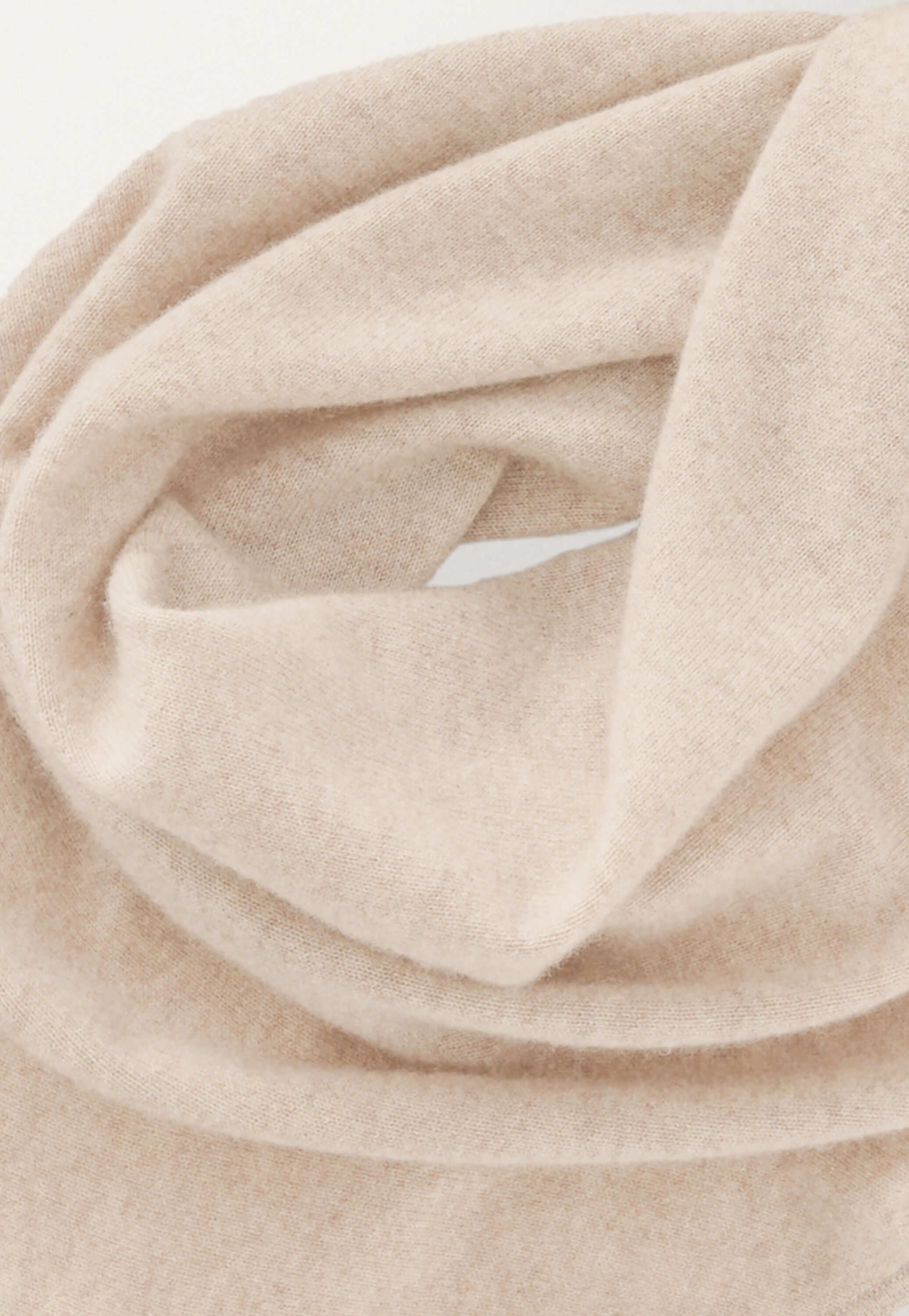 Large triangular scarf