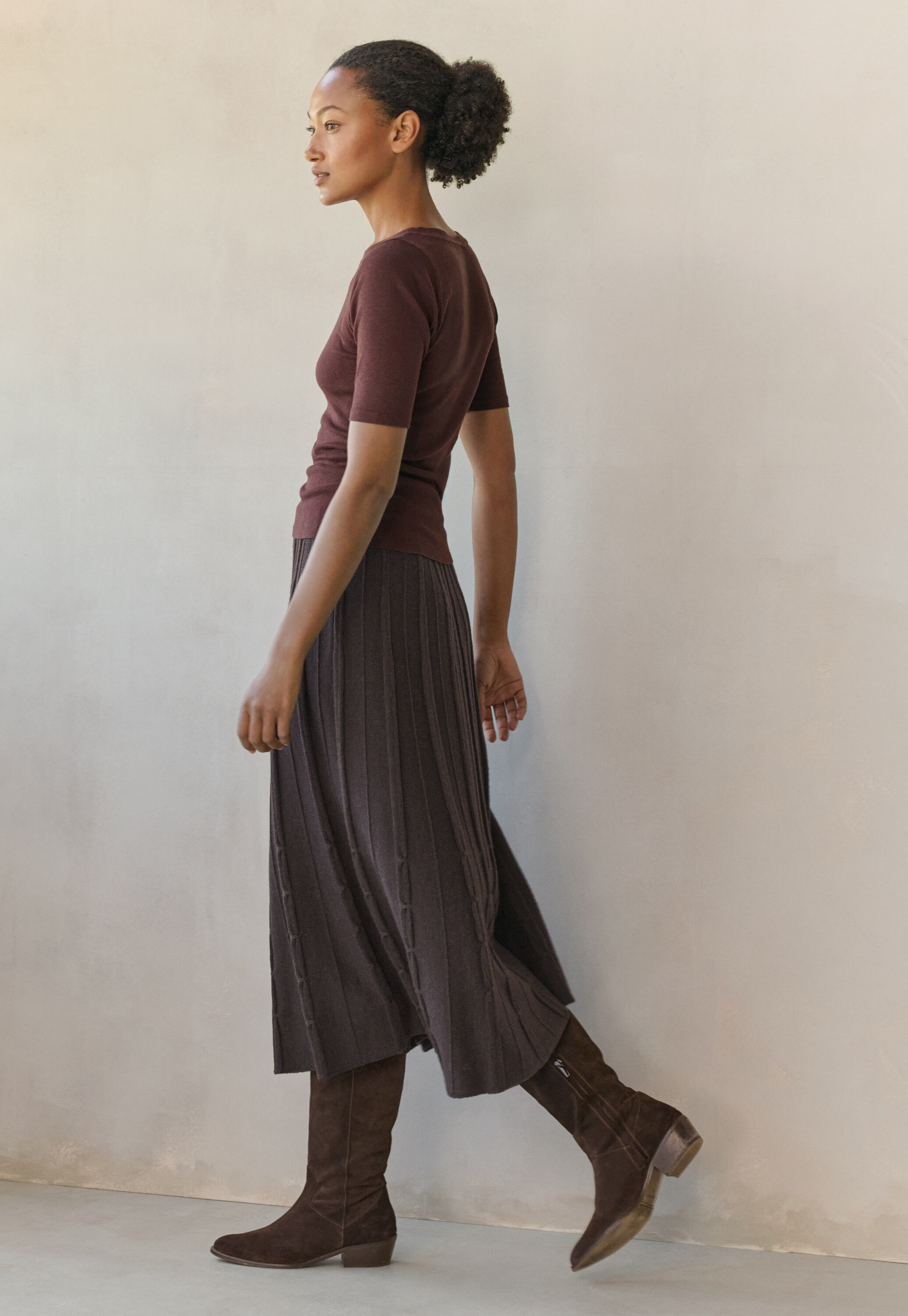 Knee-high pointed boots