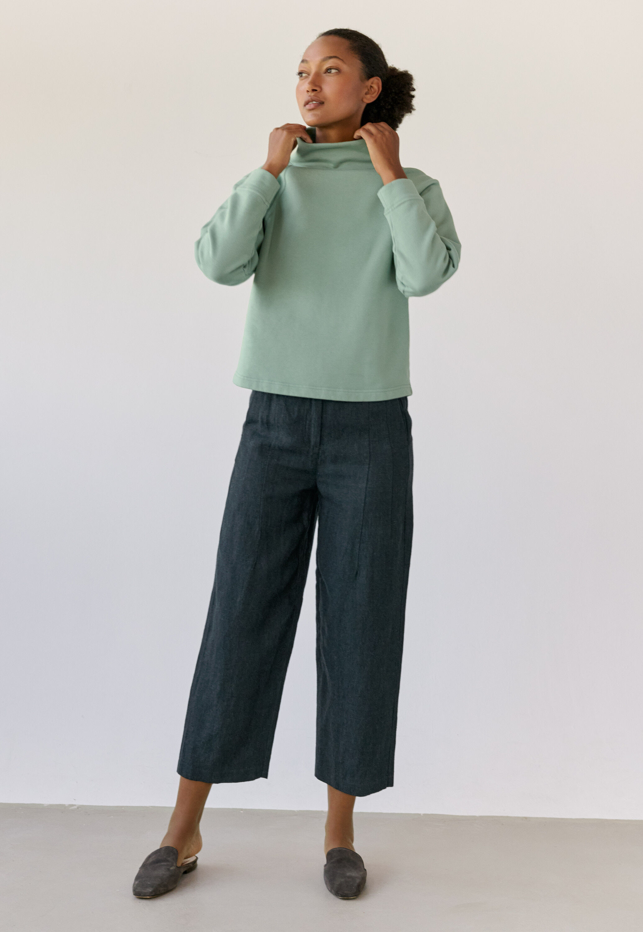 Barrel-leg trousers