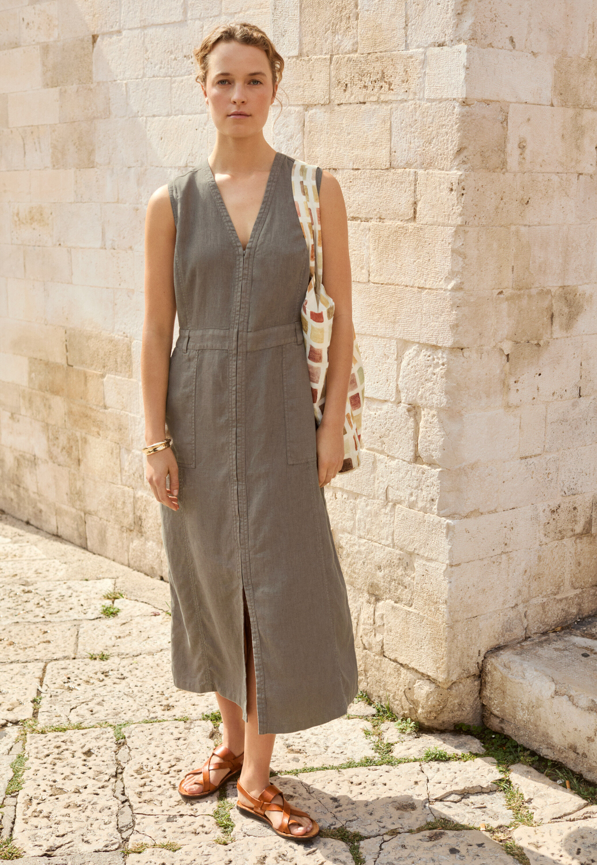 Sleeveless zipped dress