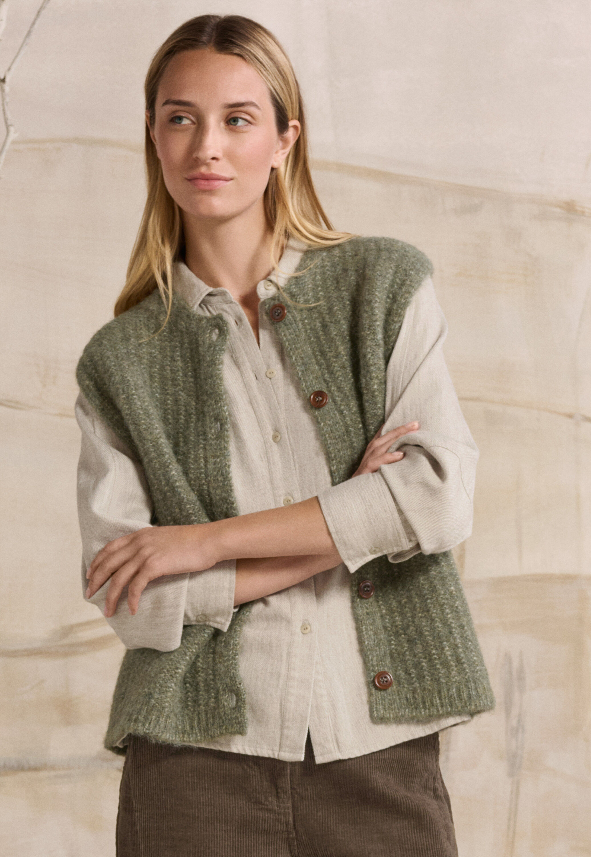 Sleeveless cardigan