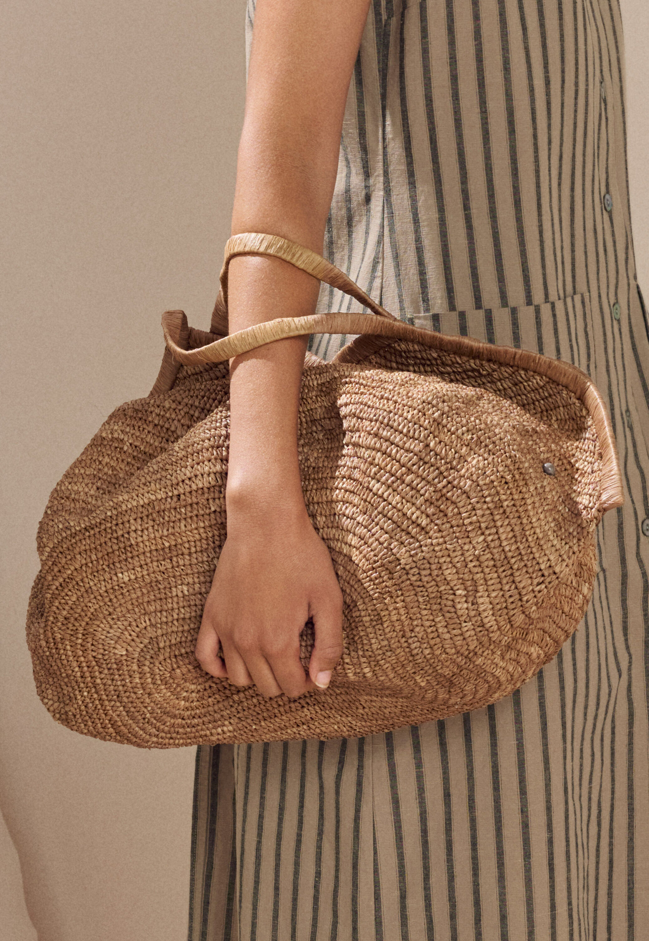 Large shell-shaped bag