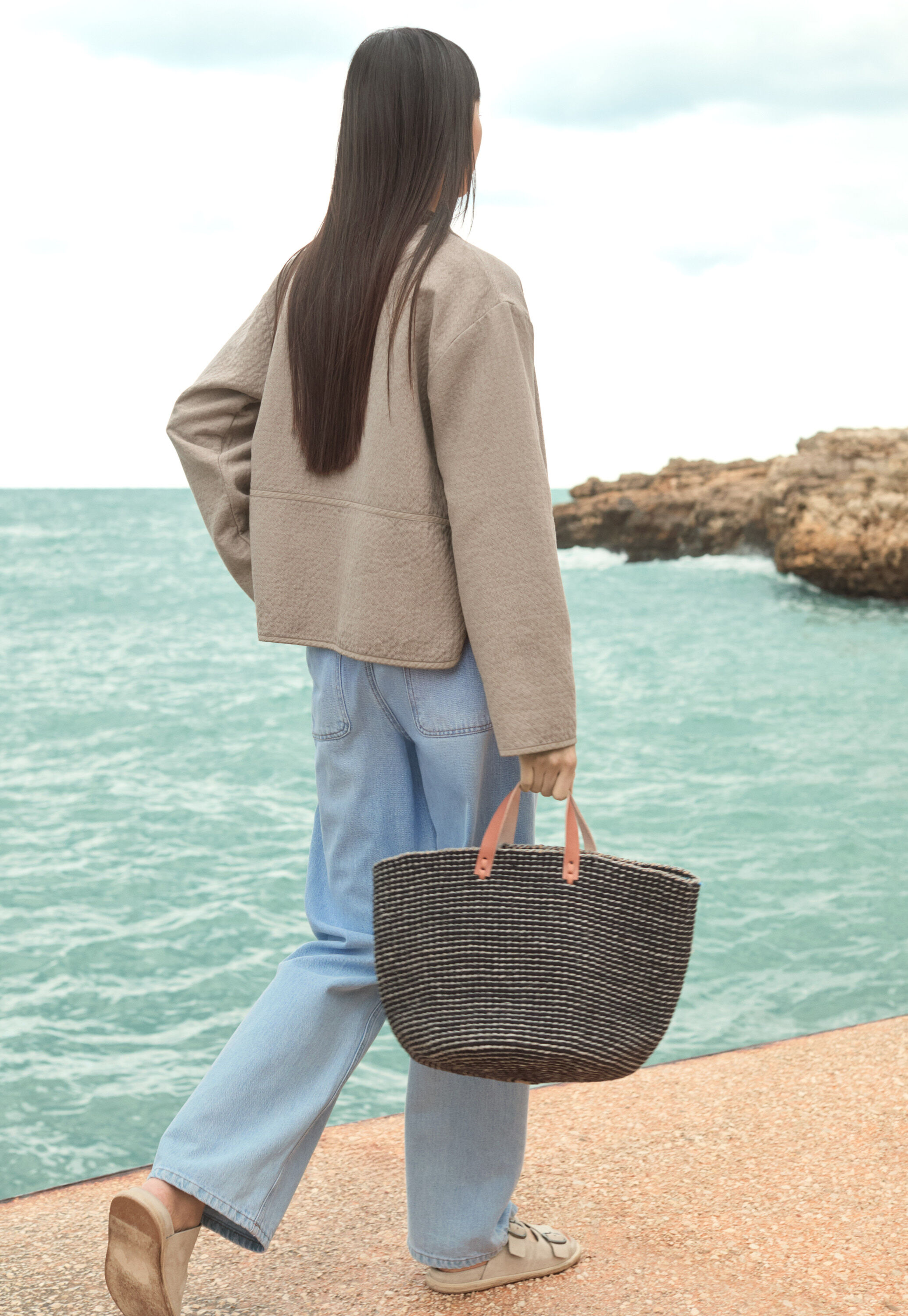 Large woven bucket-bag