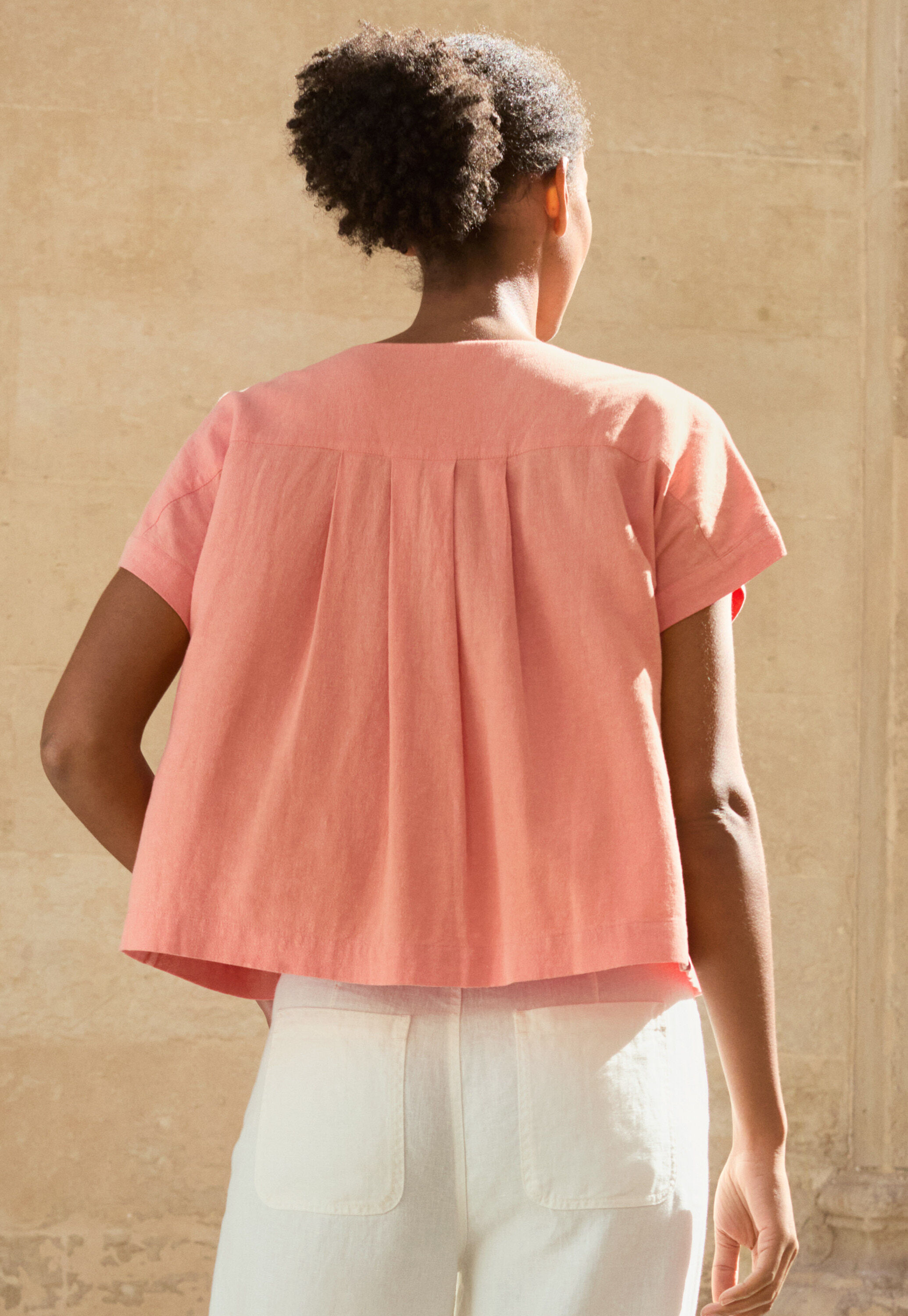 Curved-sleeve blouse