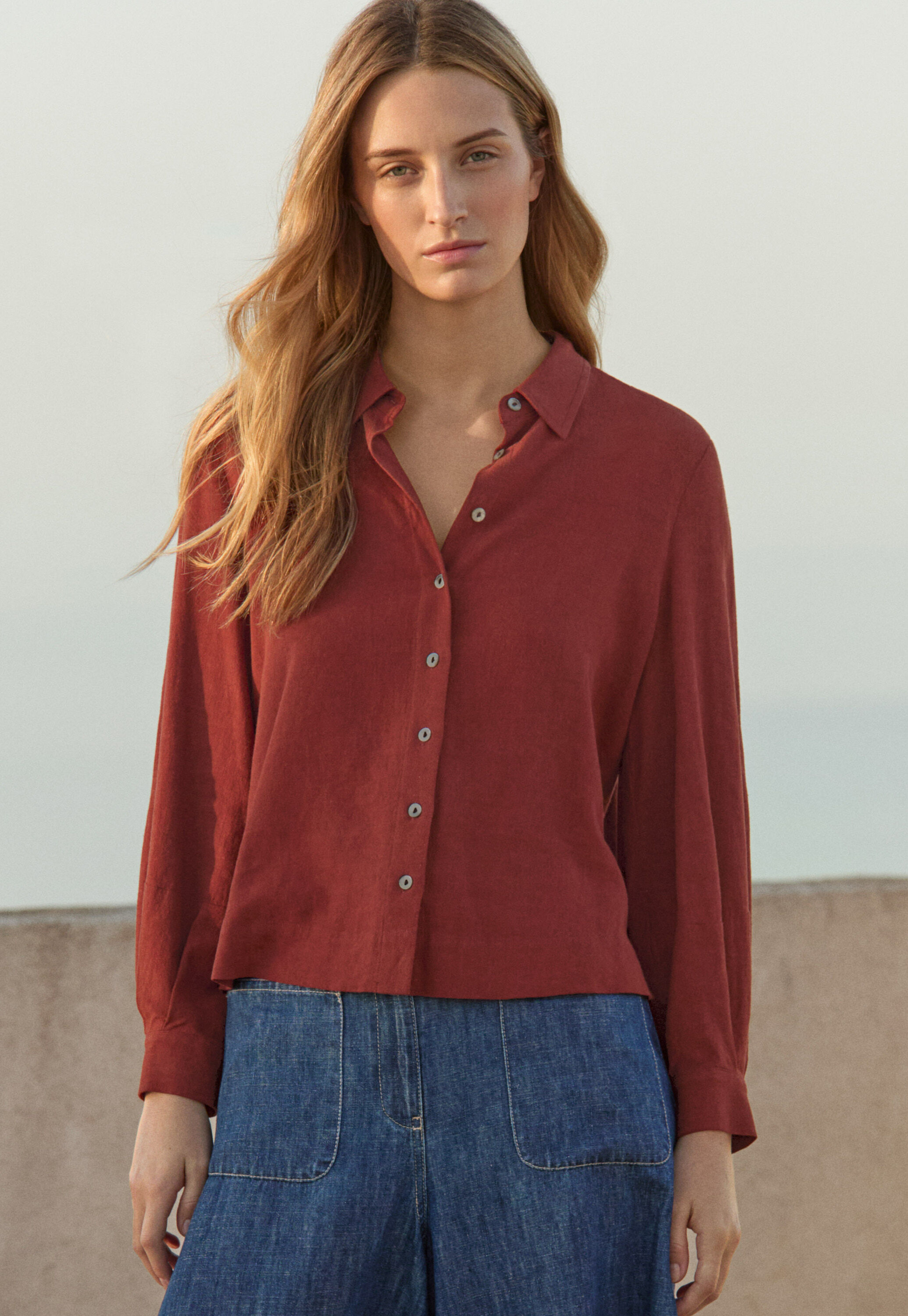 Curved-sleeve blouse
