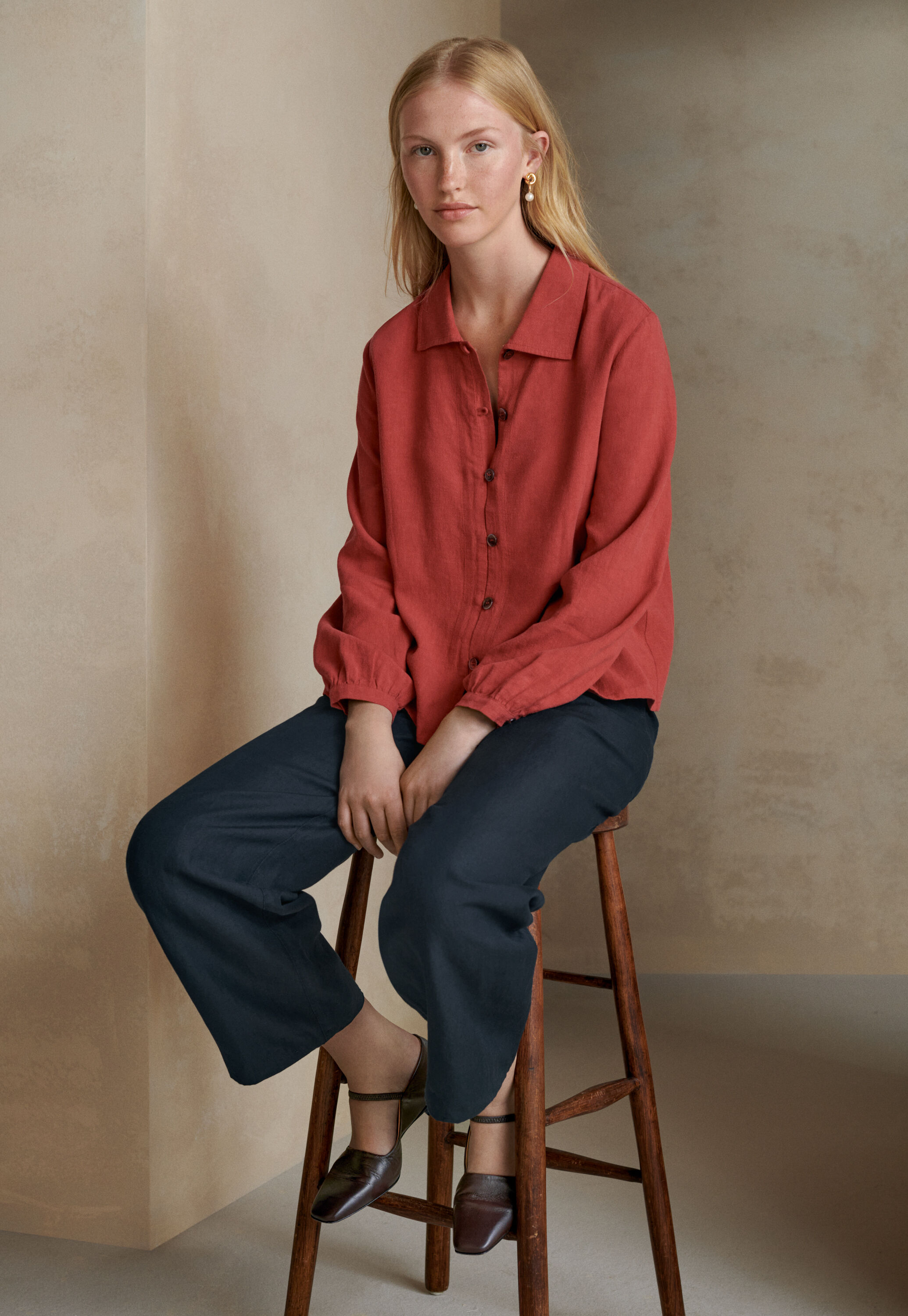 Curved-sleeve blouse