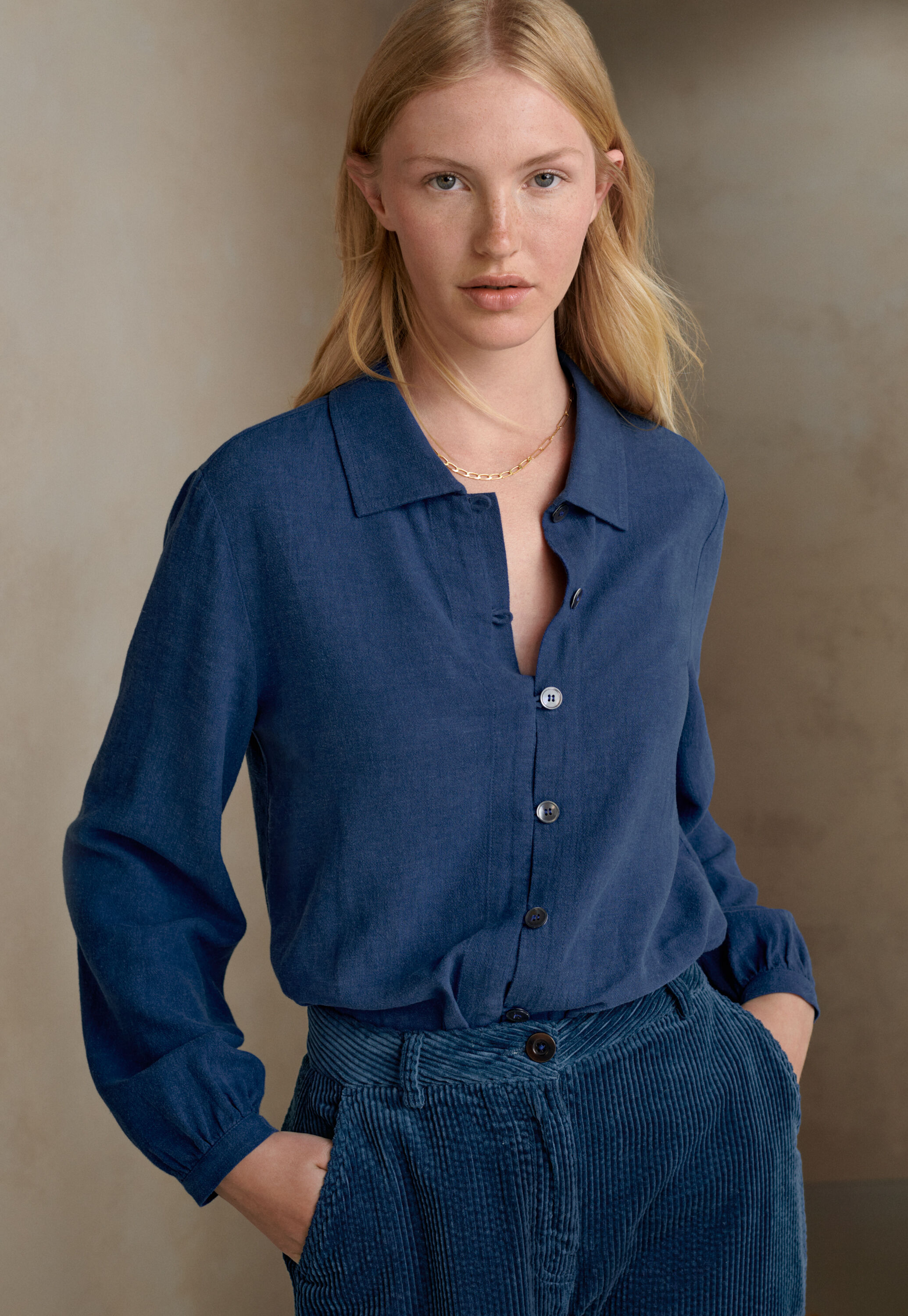 Curved-sleeve blouse