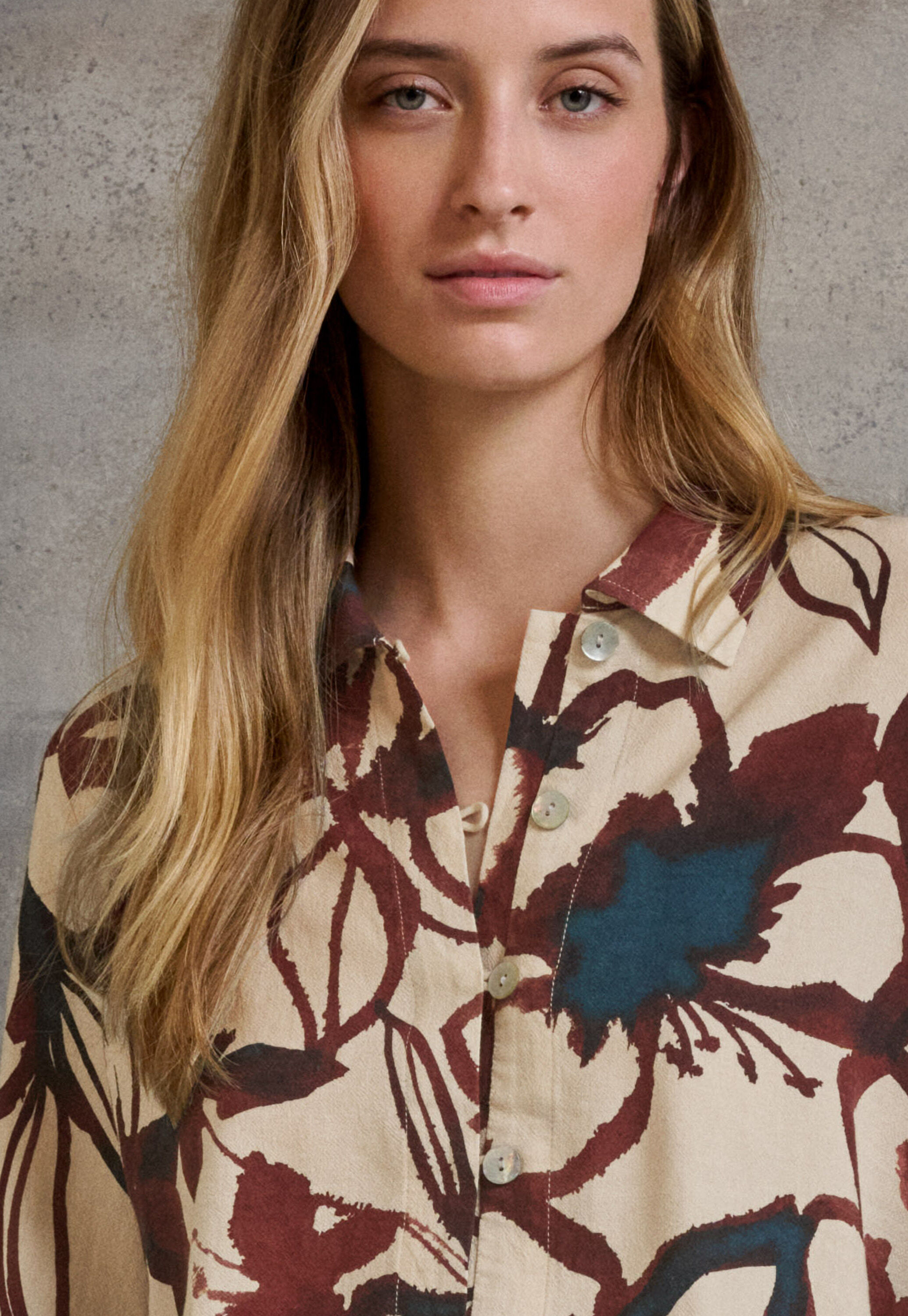 Curved-sleeve blouse