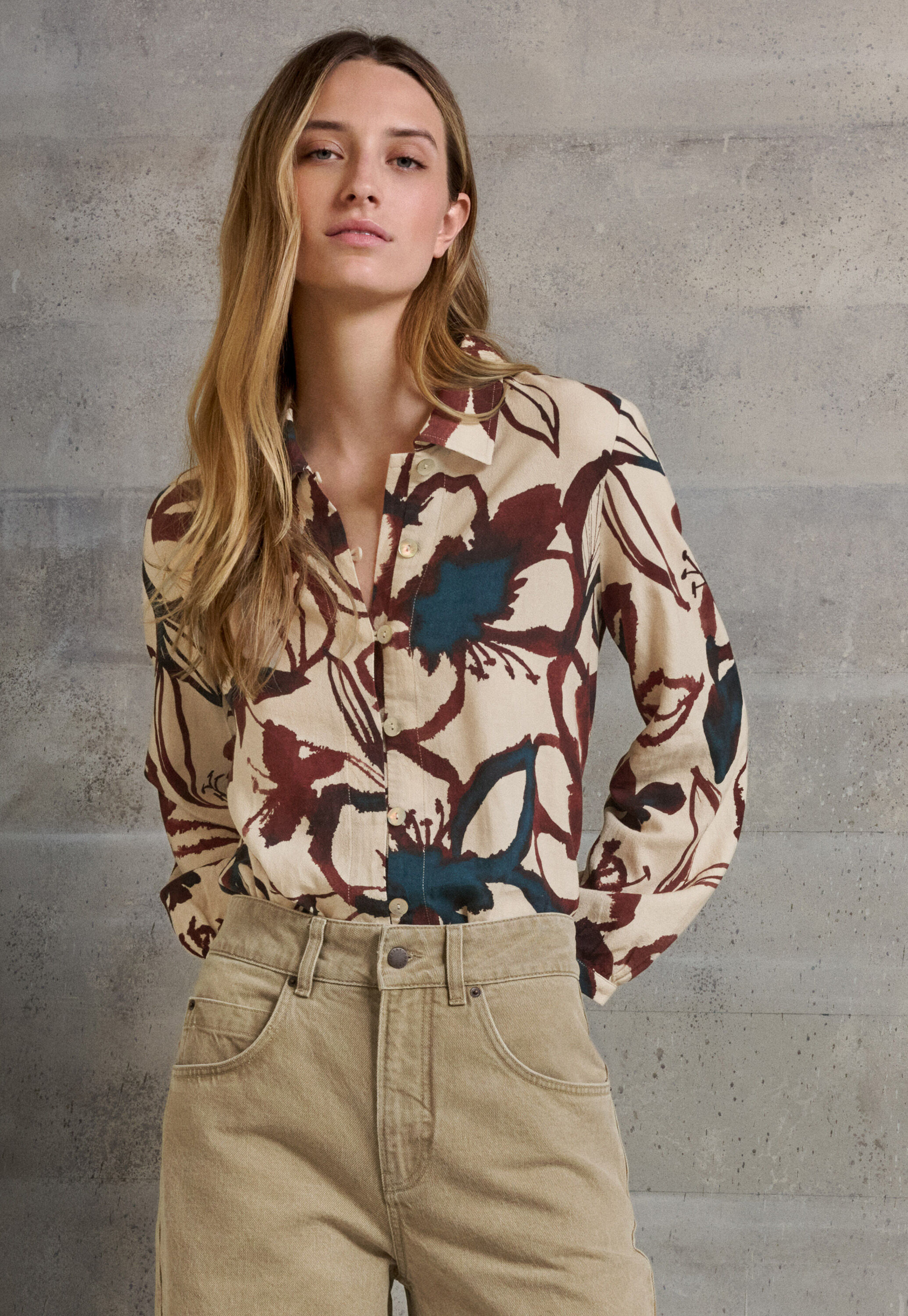 Curved-sleeve blouse