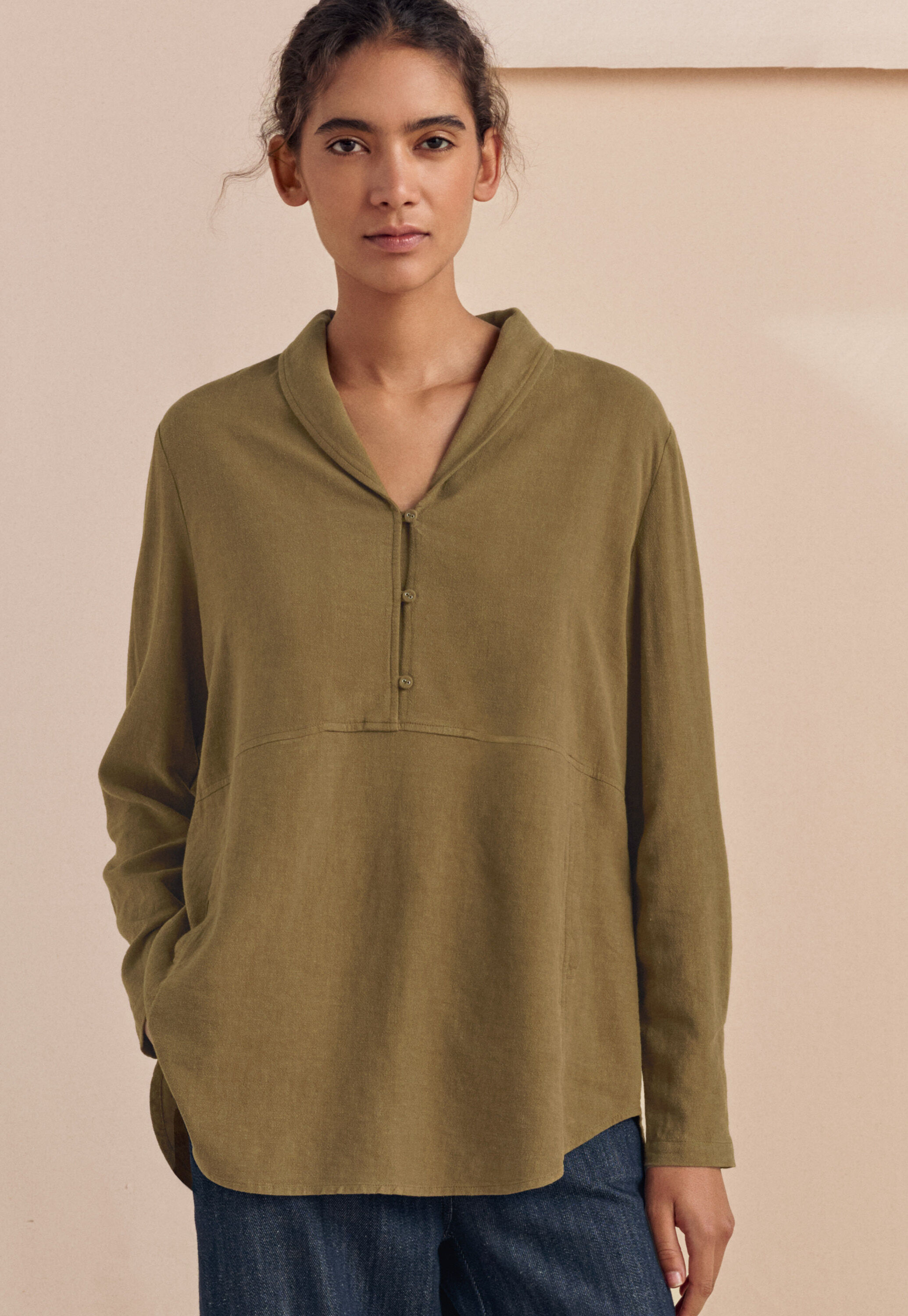 Curved-sleeve blouse