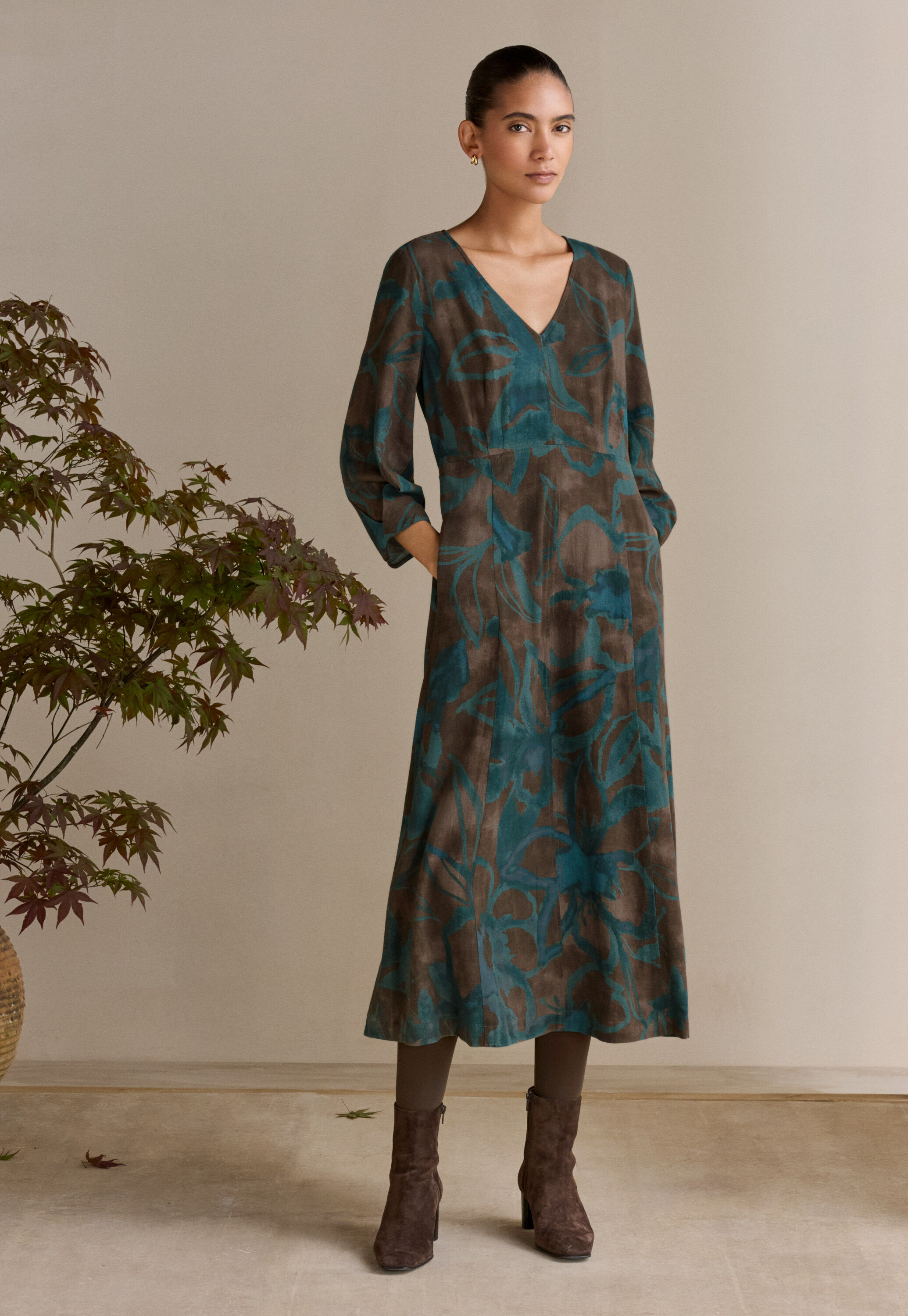 Curved-sleeve blouse