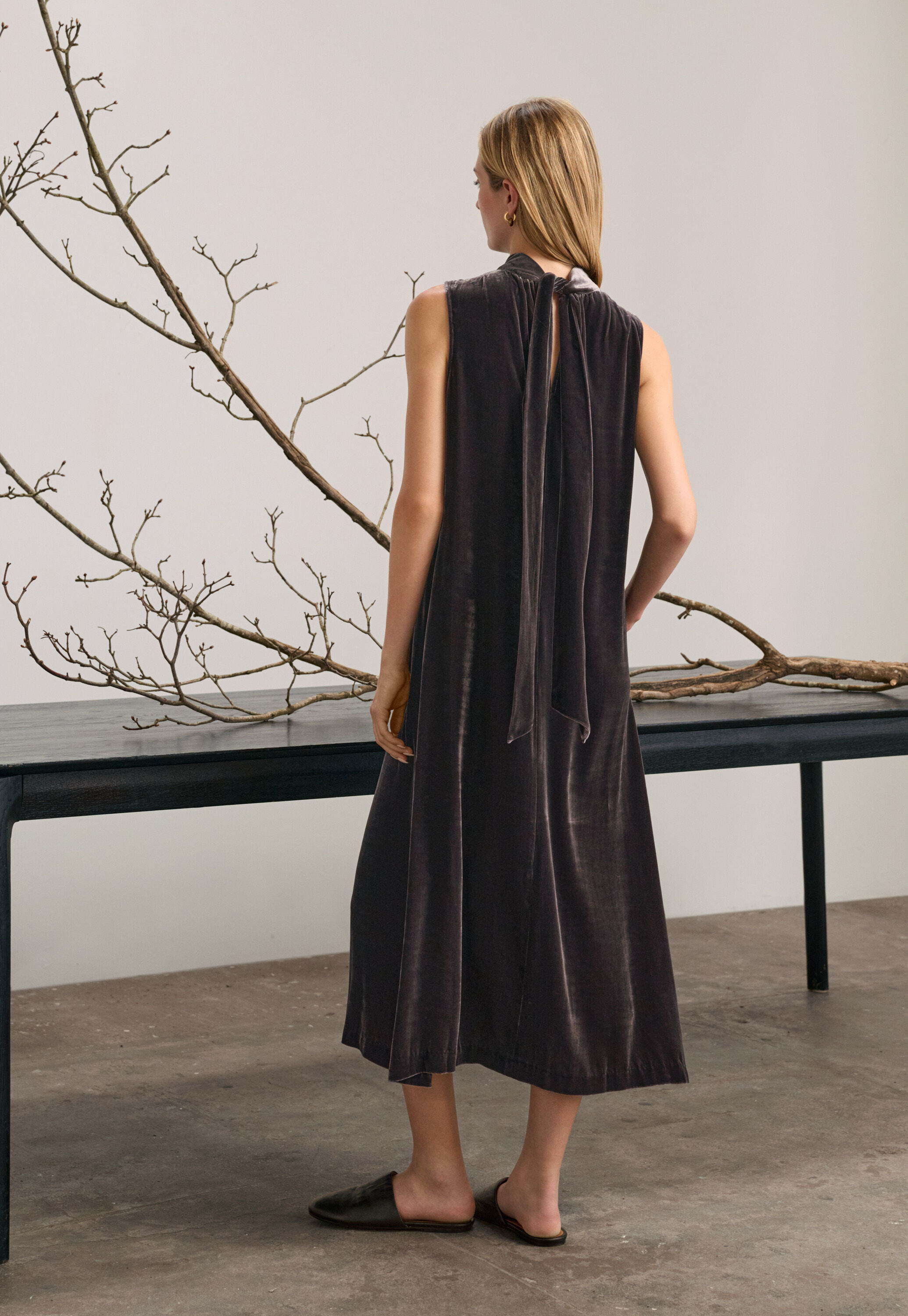 Sleeveless dress with back neck tie