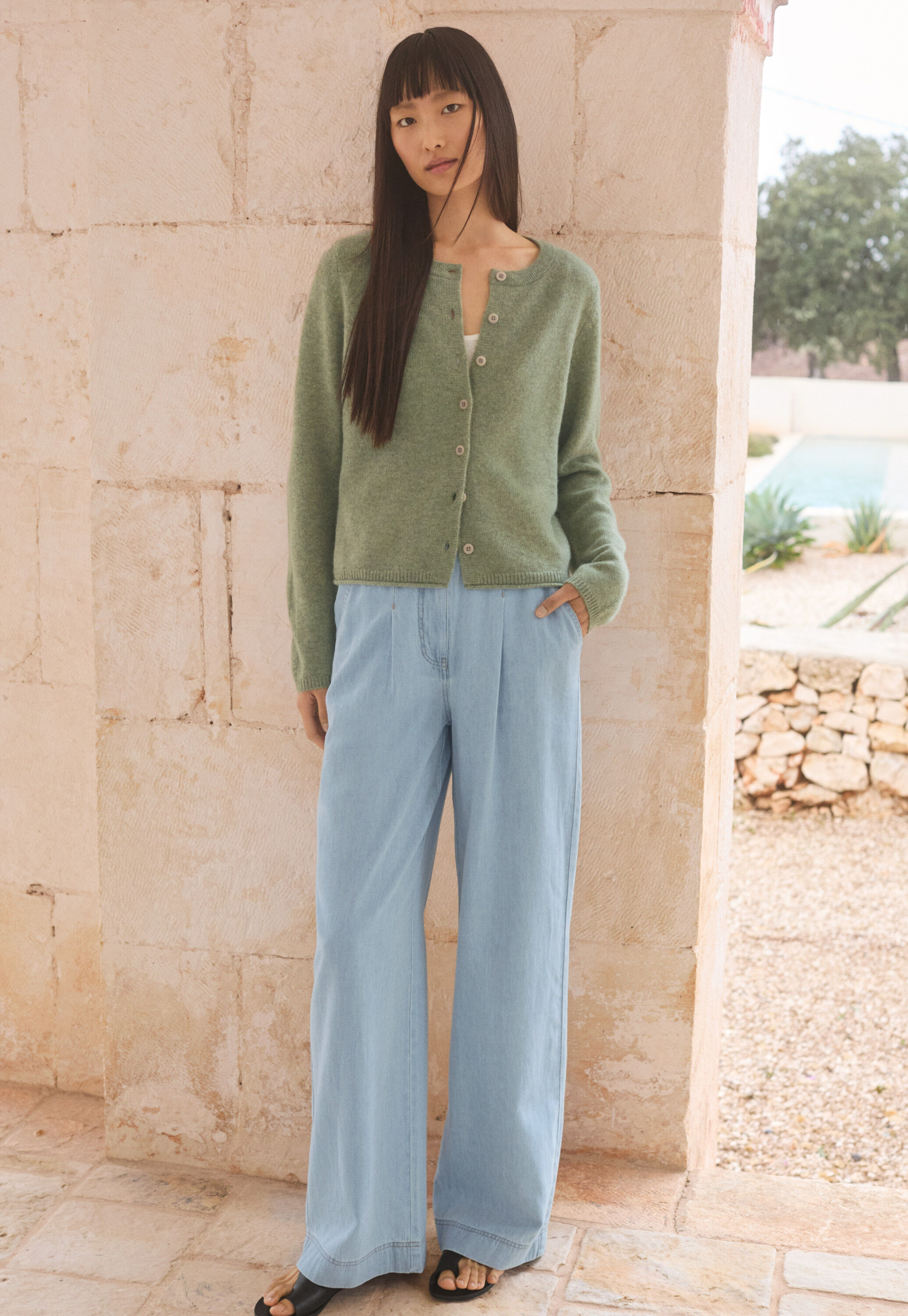 Indigo-dyed wide trousers