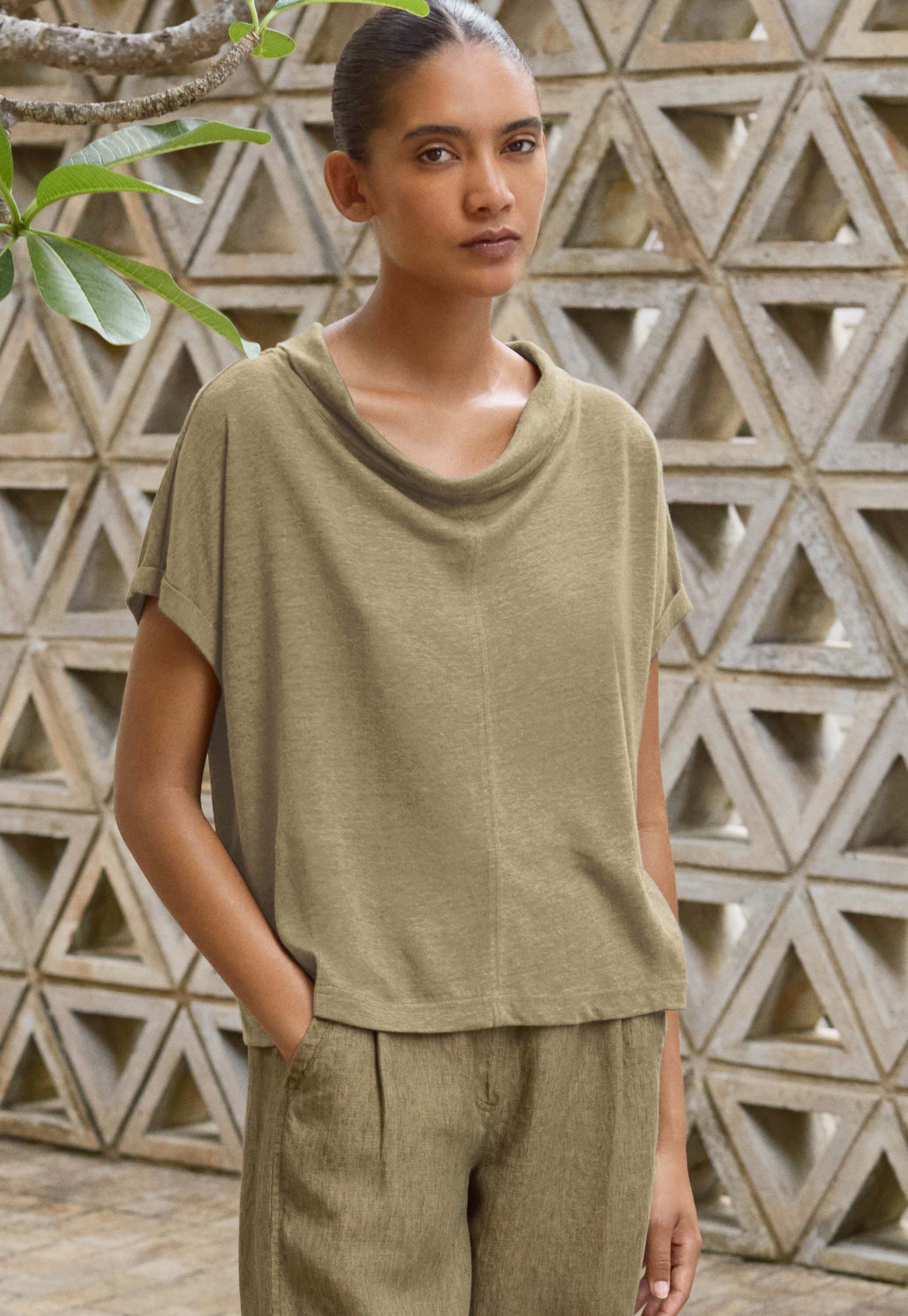 Turned-over neck top