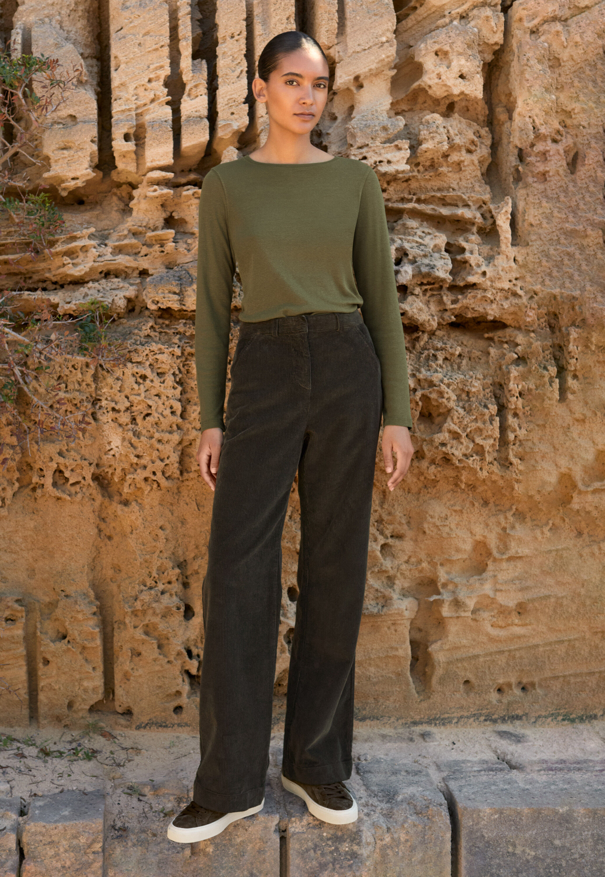 Wide-leg trousers