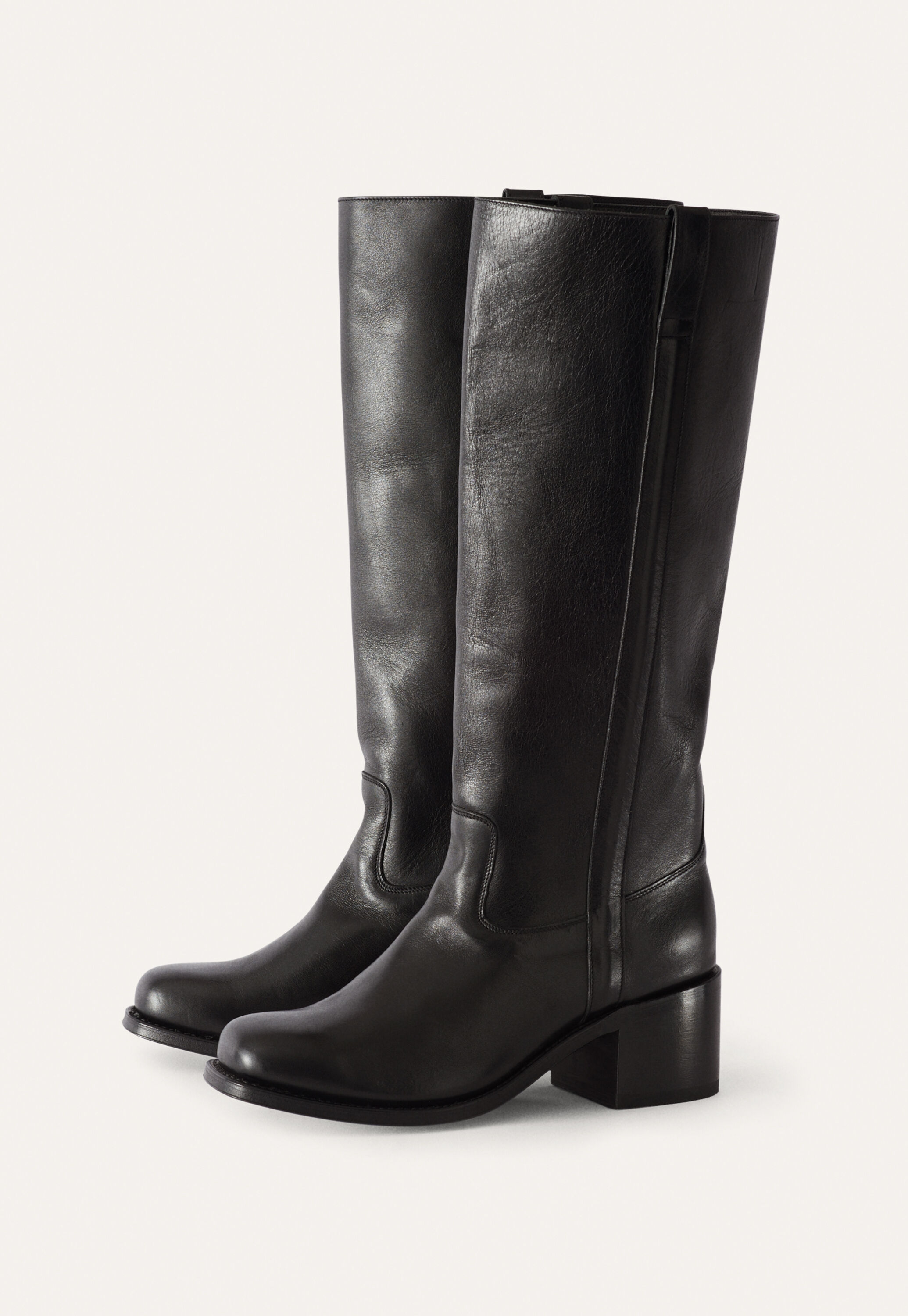 Wedge sandal with cut-out