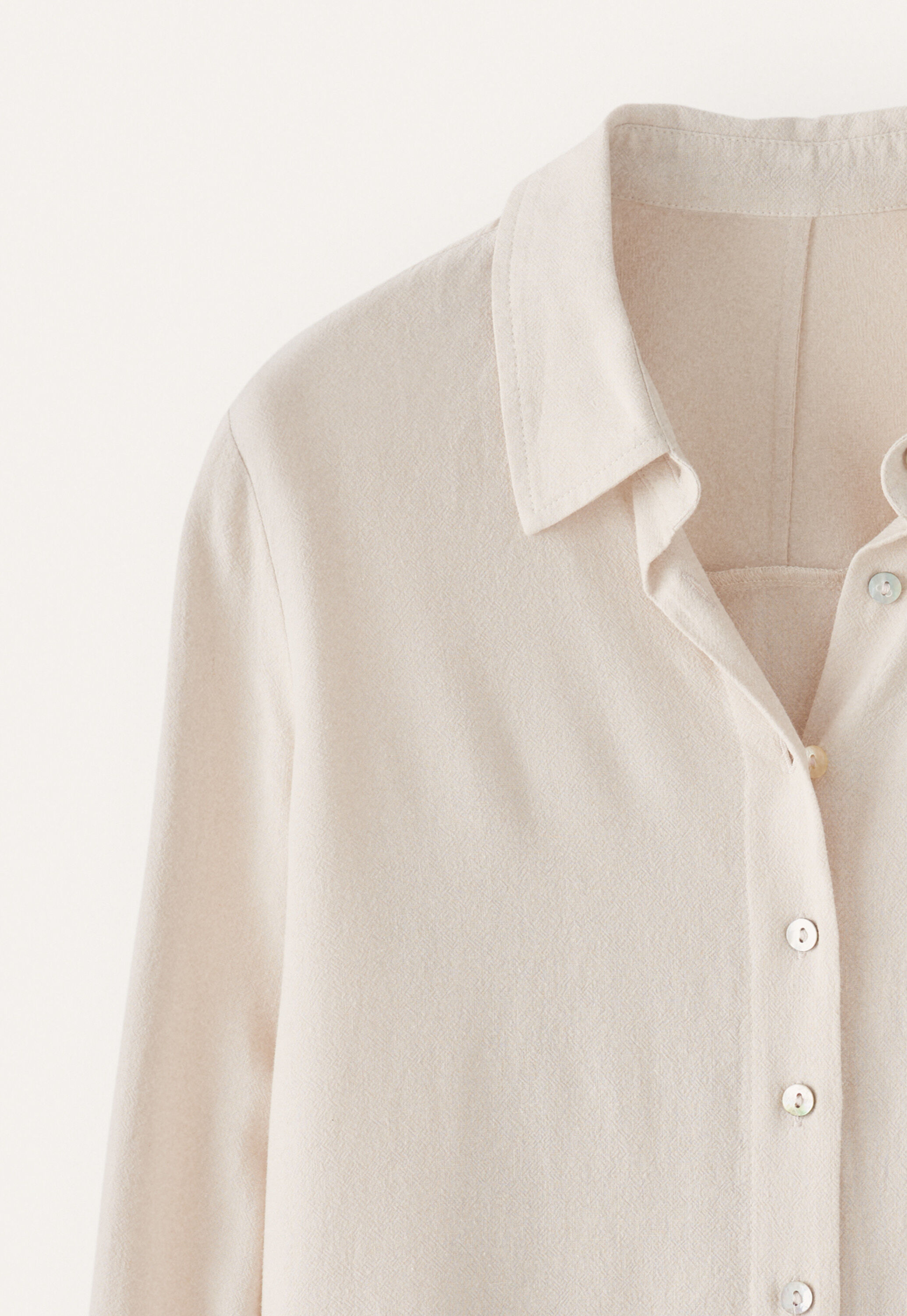 Curved-sleeve blouse