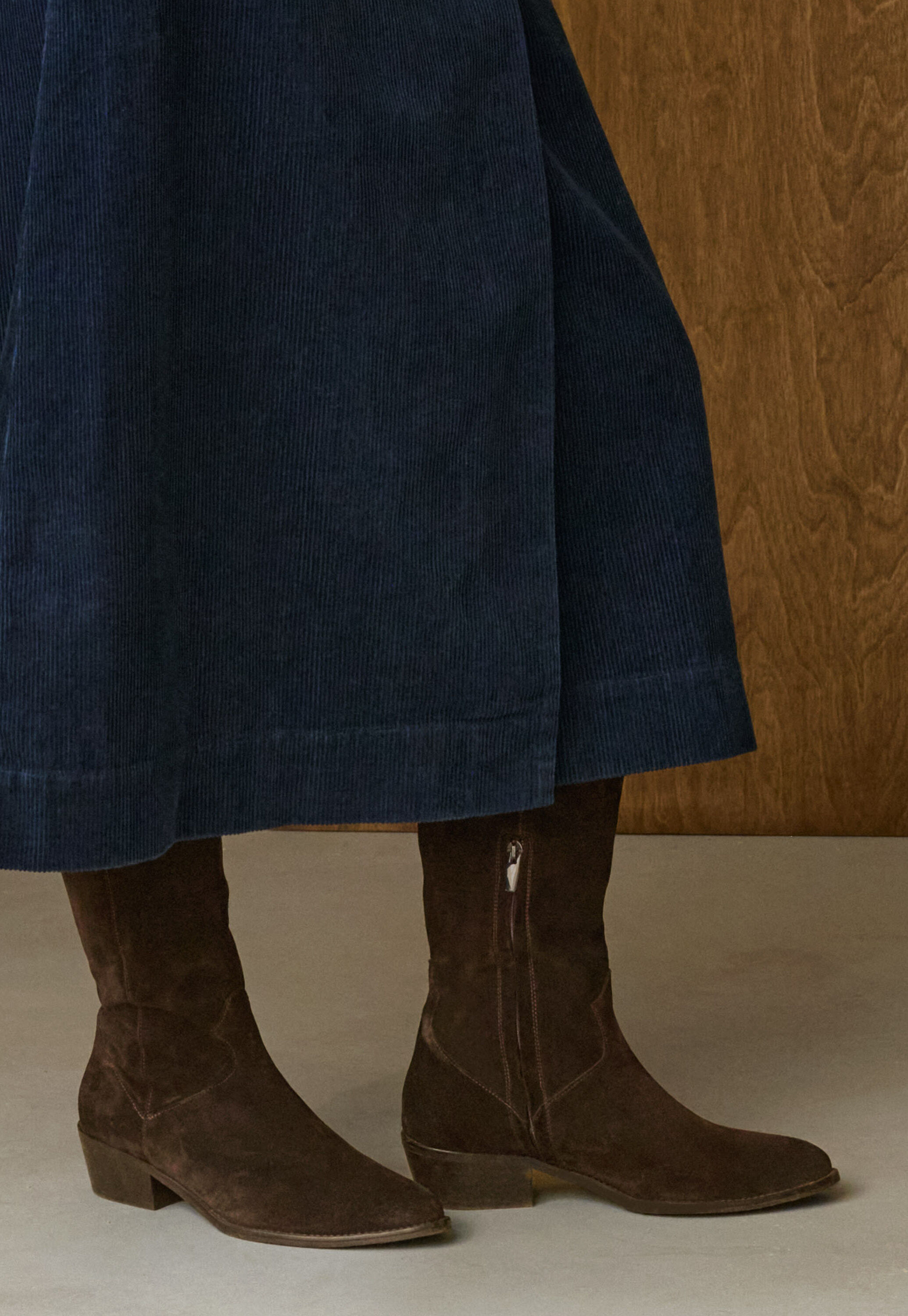 Knee-high pointed boots