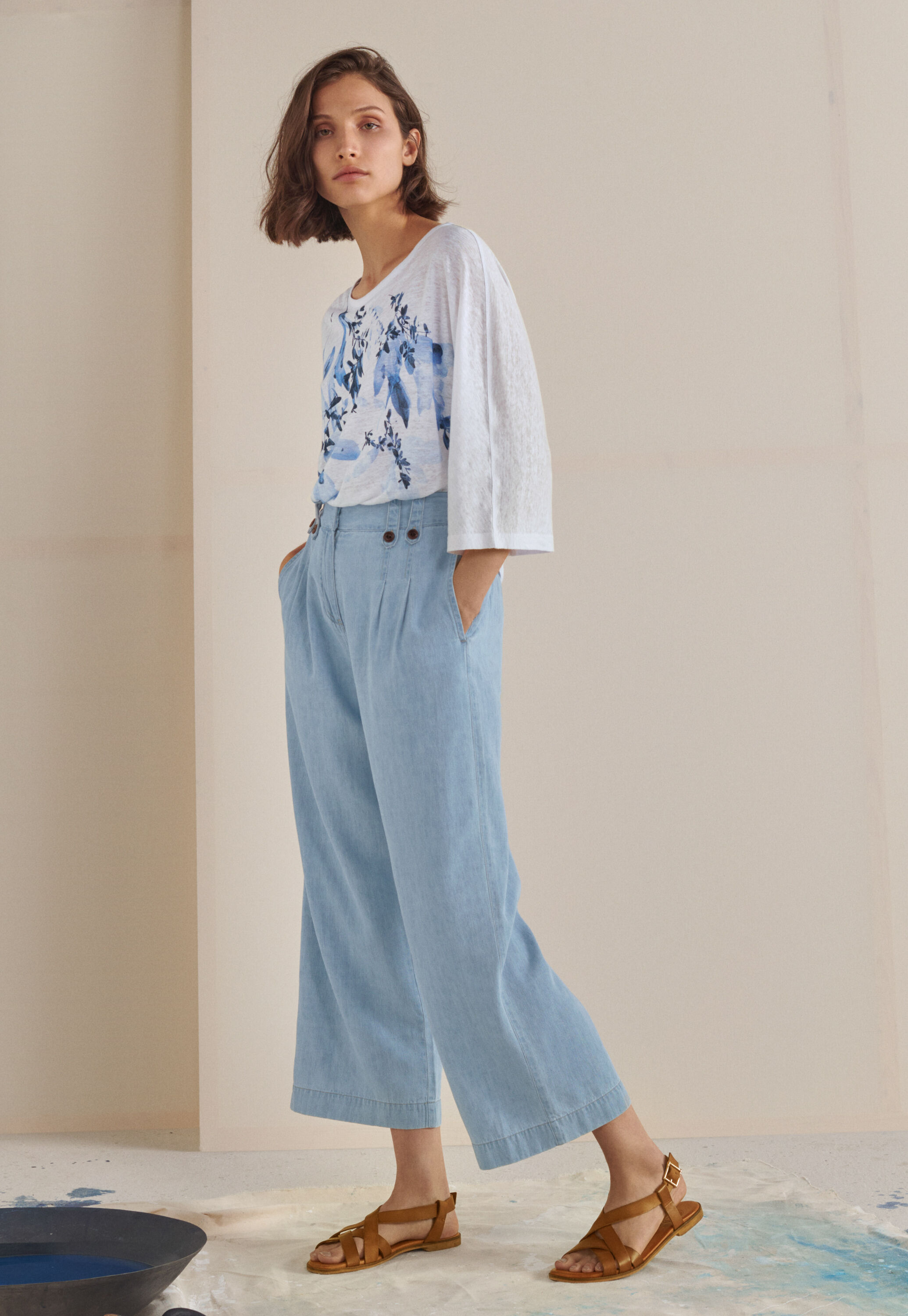 Indigo-dyed cropped trousers