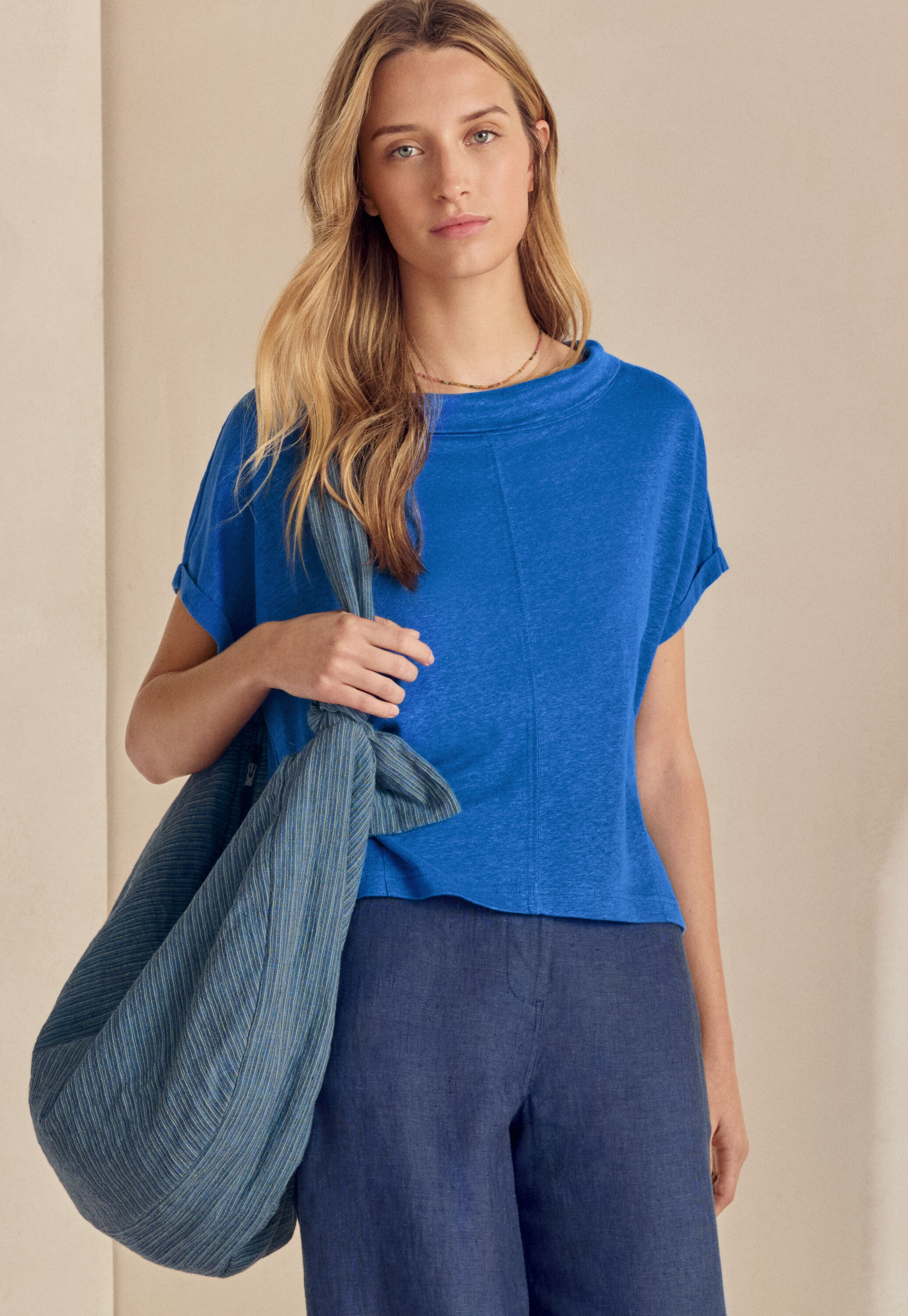 Padded shoulder-bag with tie