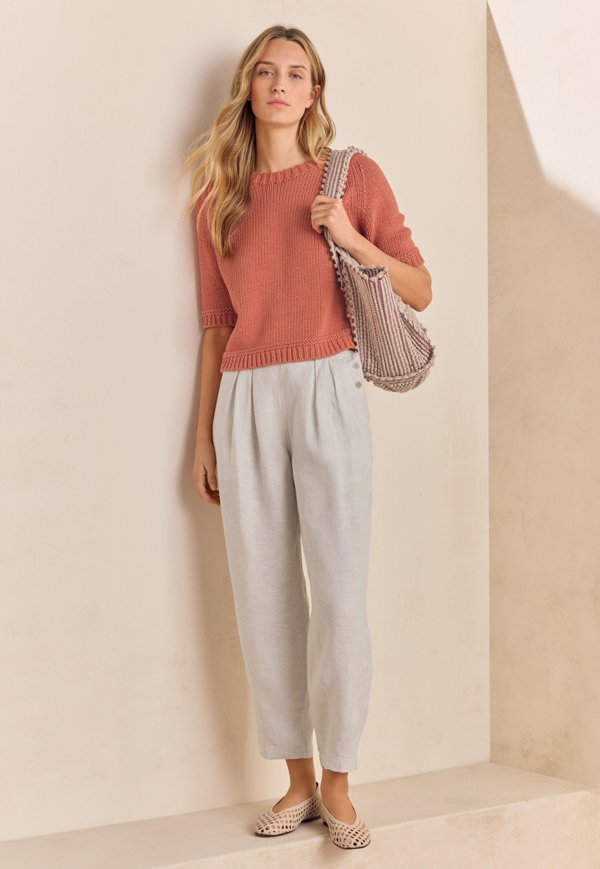 Cropped pleated trousers