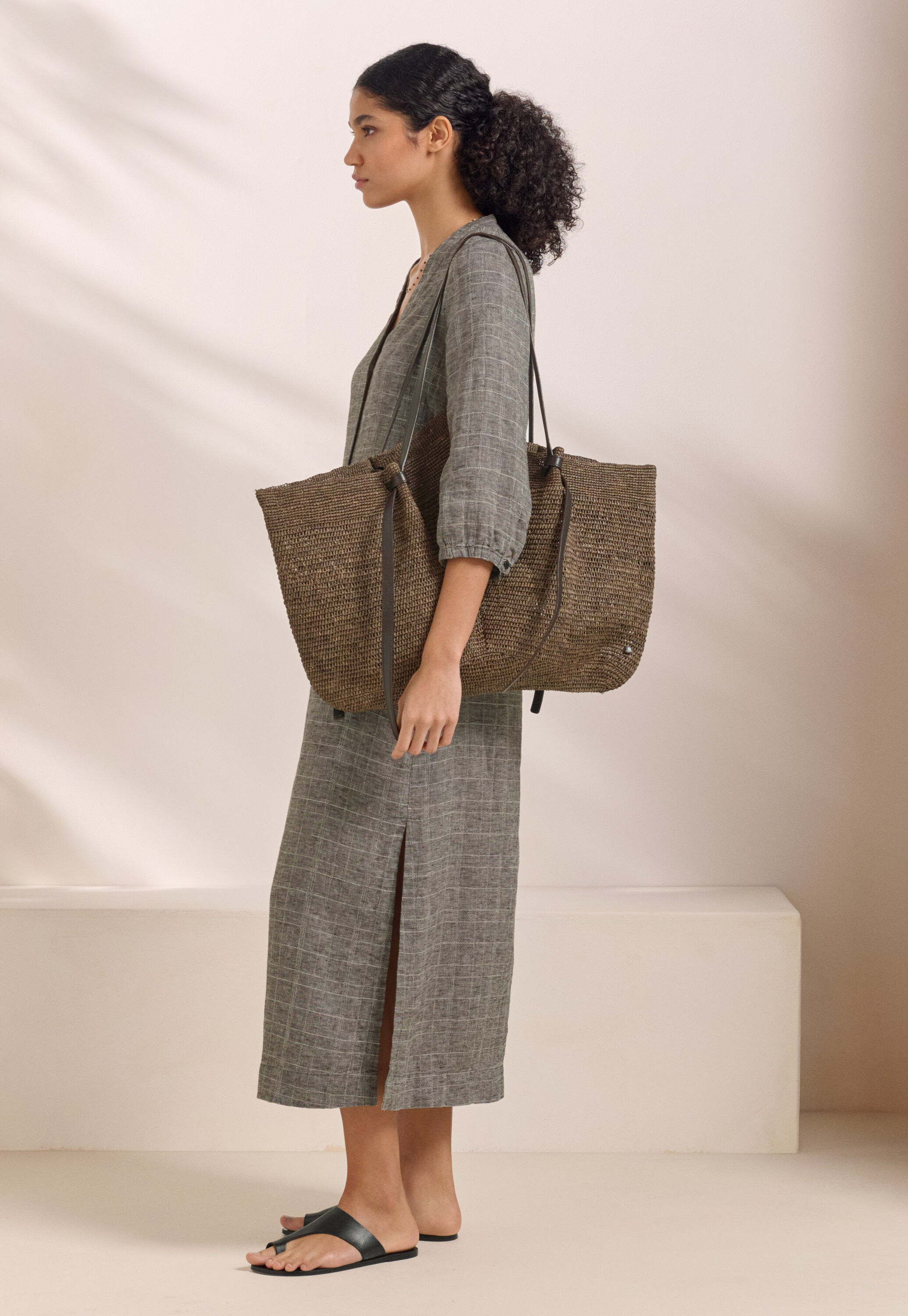 Large bag with leather knot handle
