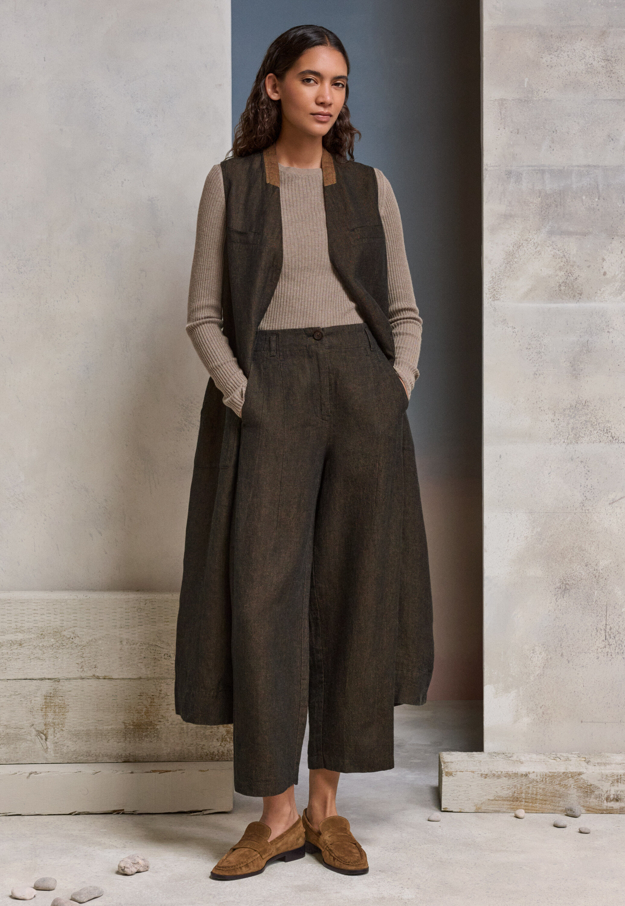 Barrel-leg trousers