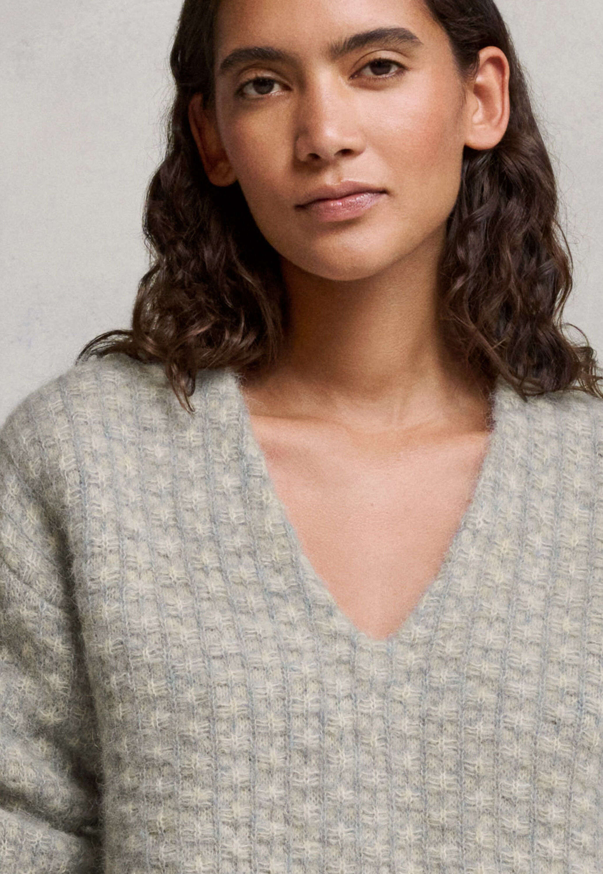 V-neck stitch sweater