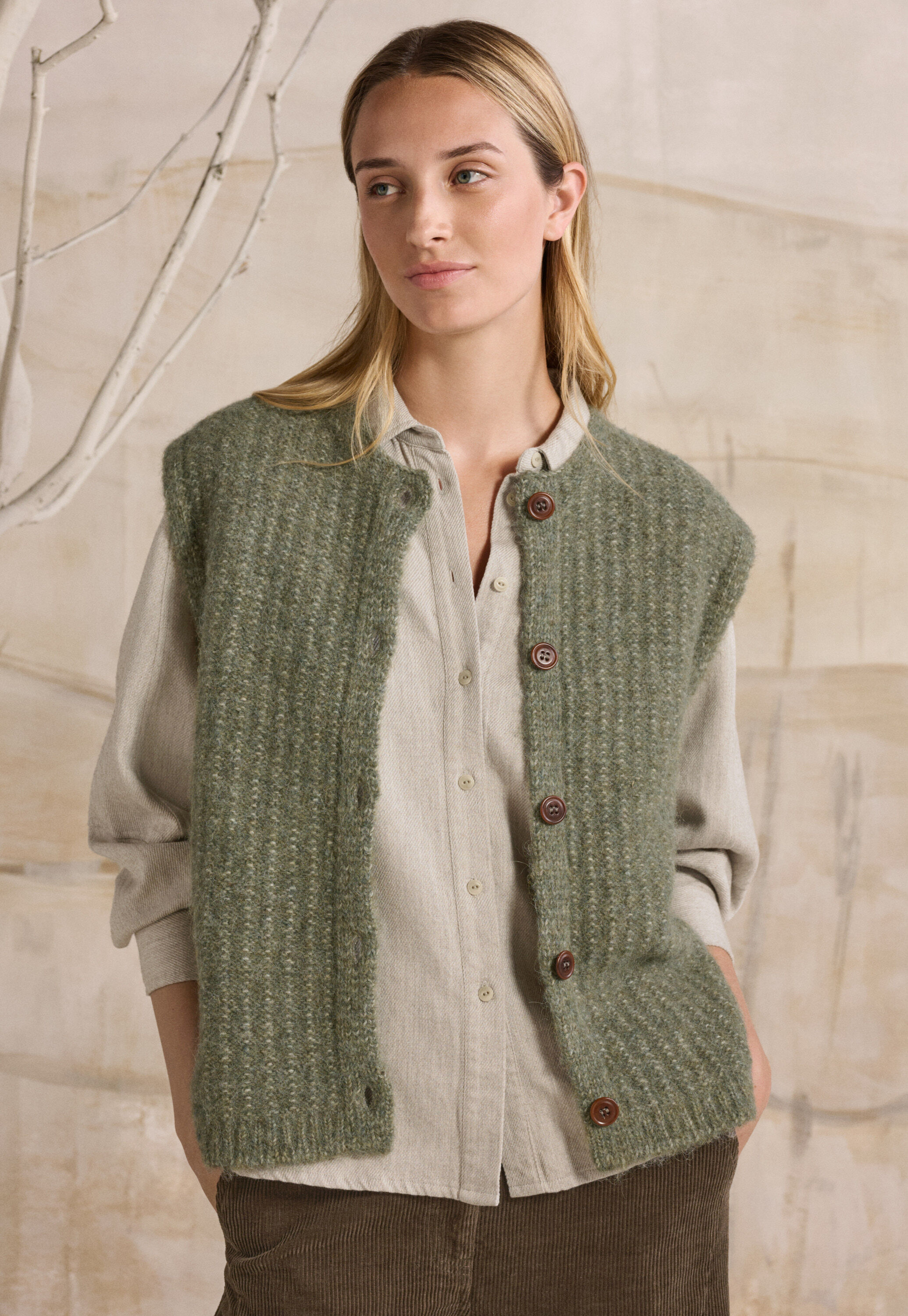 Sleeveless cardigan