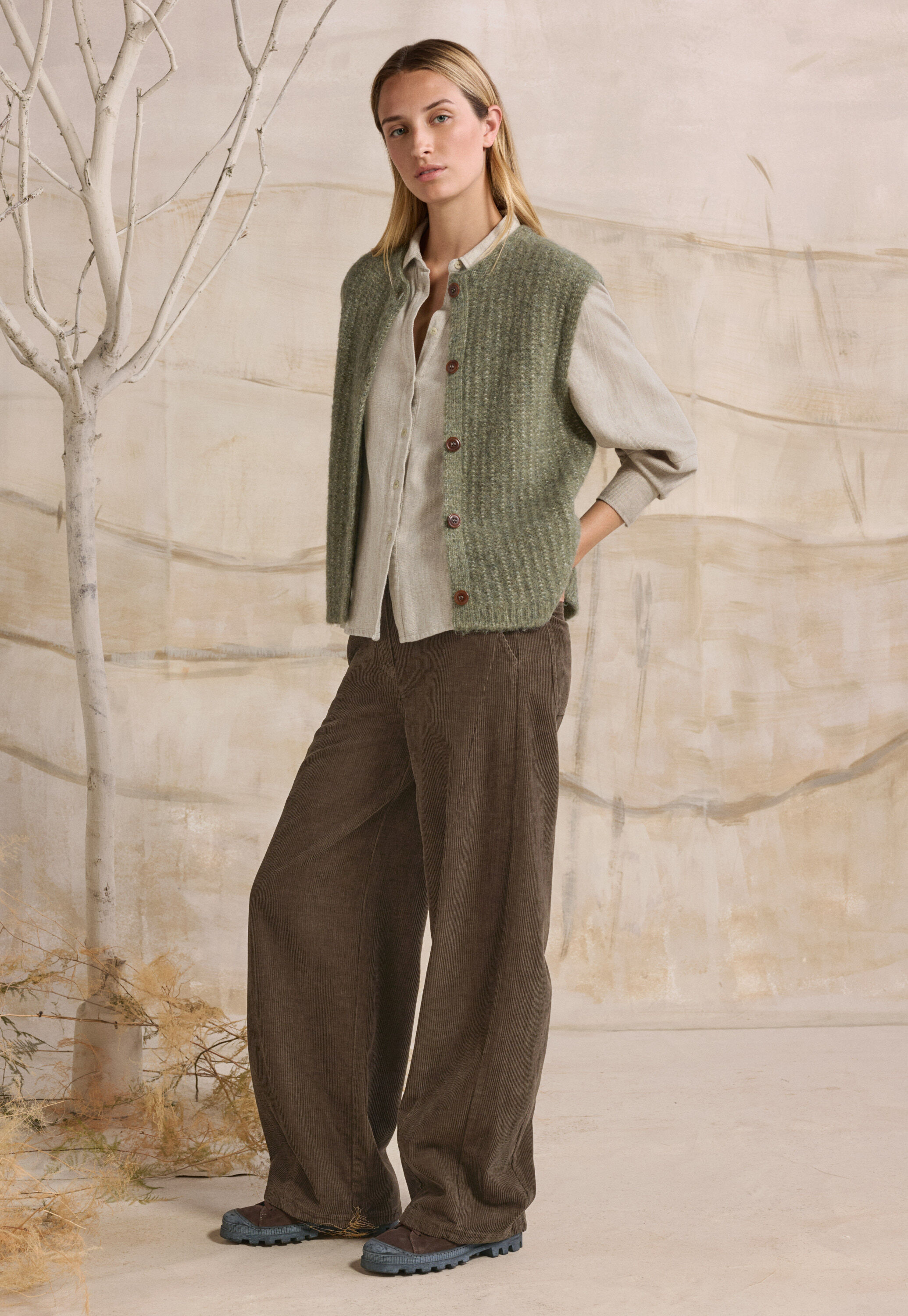 Sleeveless cardigan