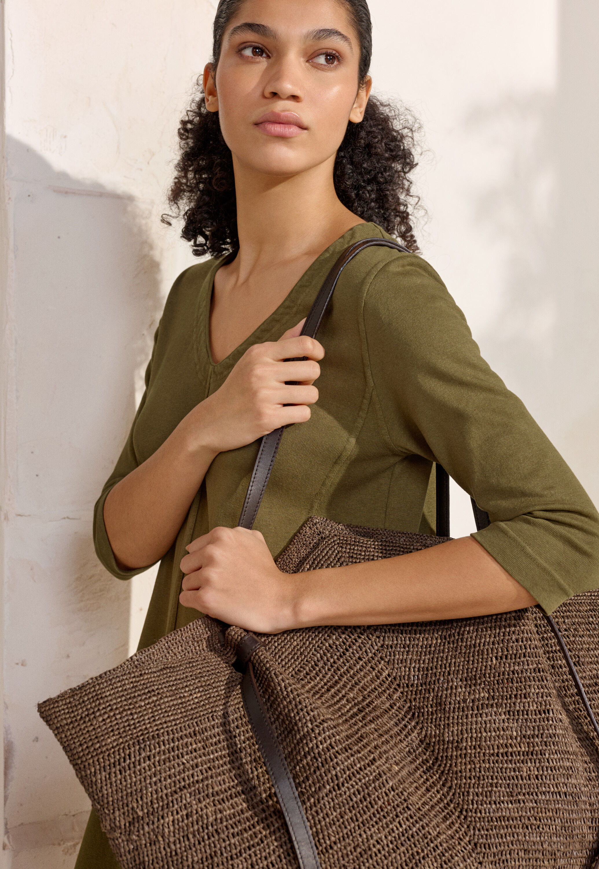 Large bag with leather knot handle