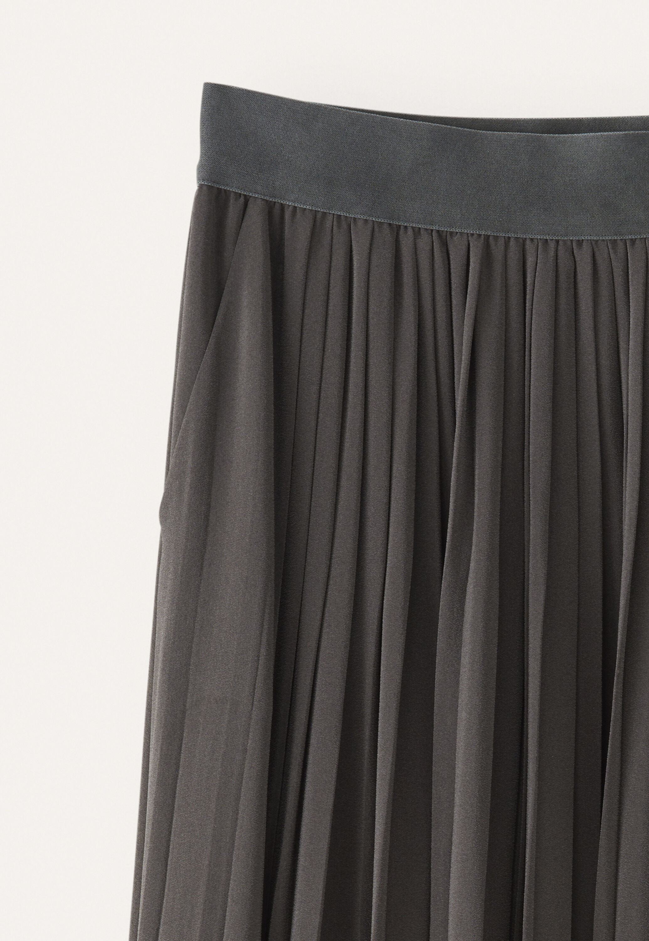 Long pleated skirt