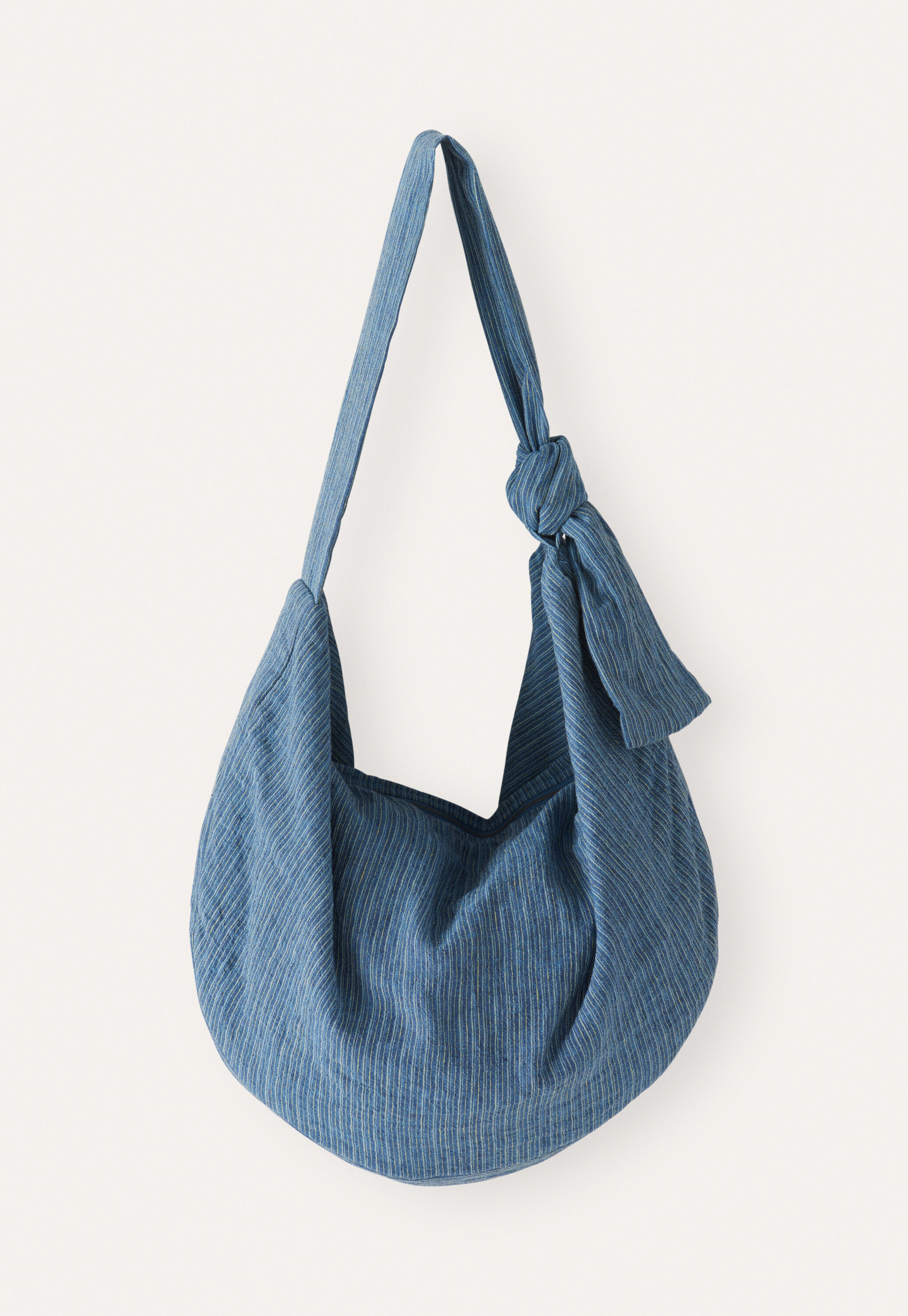 Padded shoulder-bag with tie