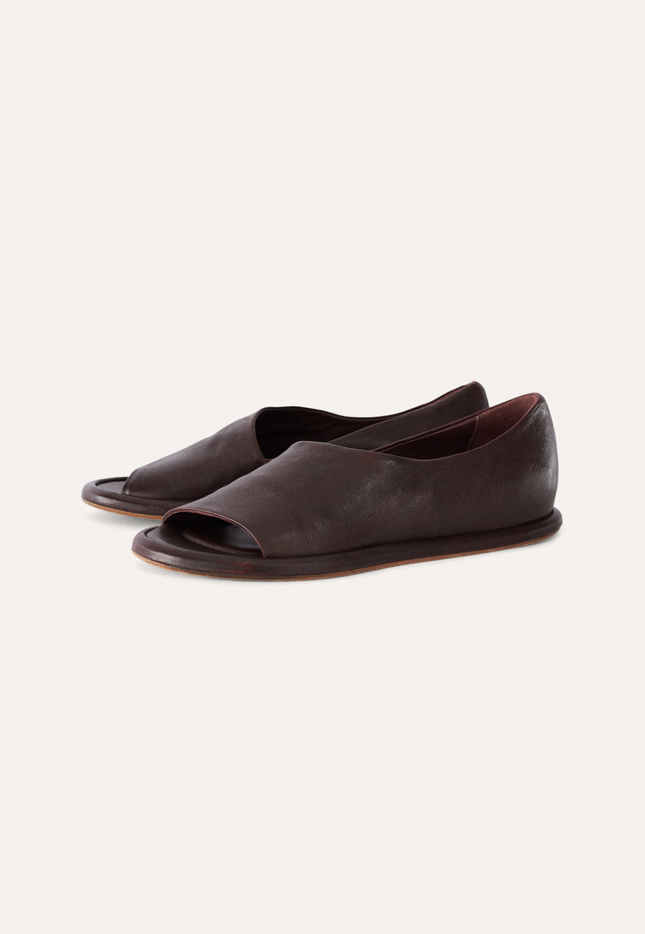 Cut-away leather shoe