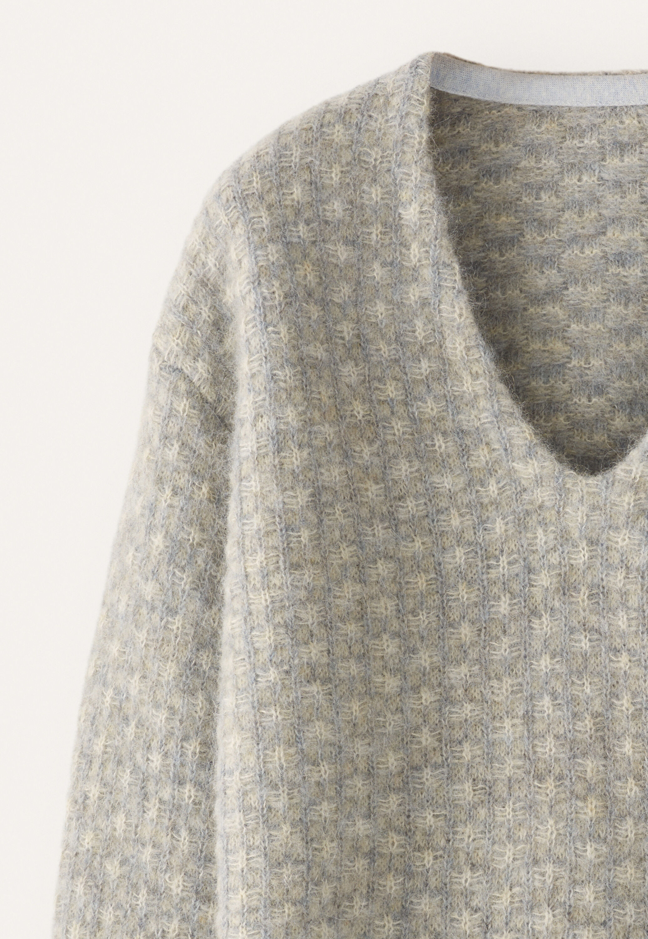 V-neck stitch sweater