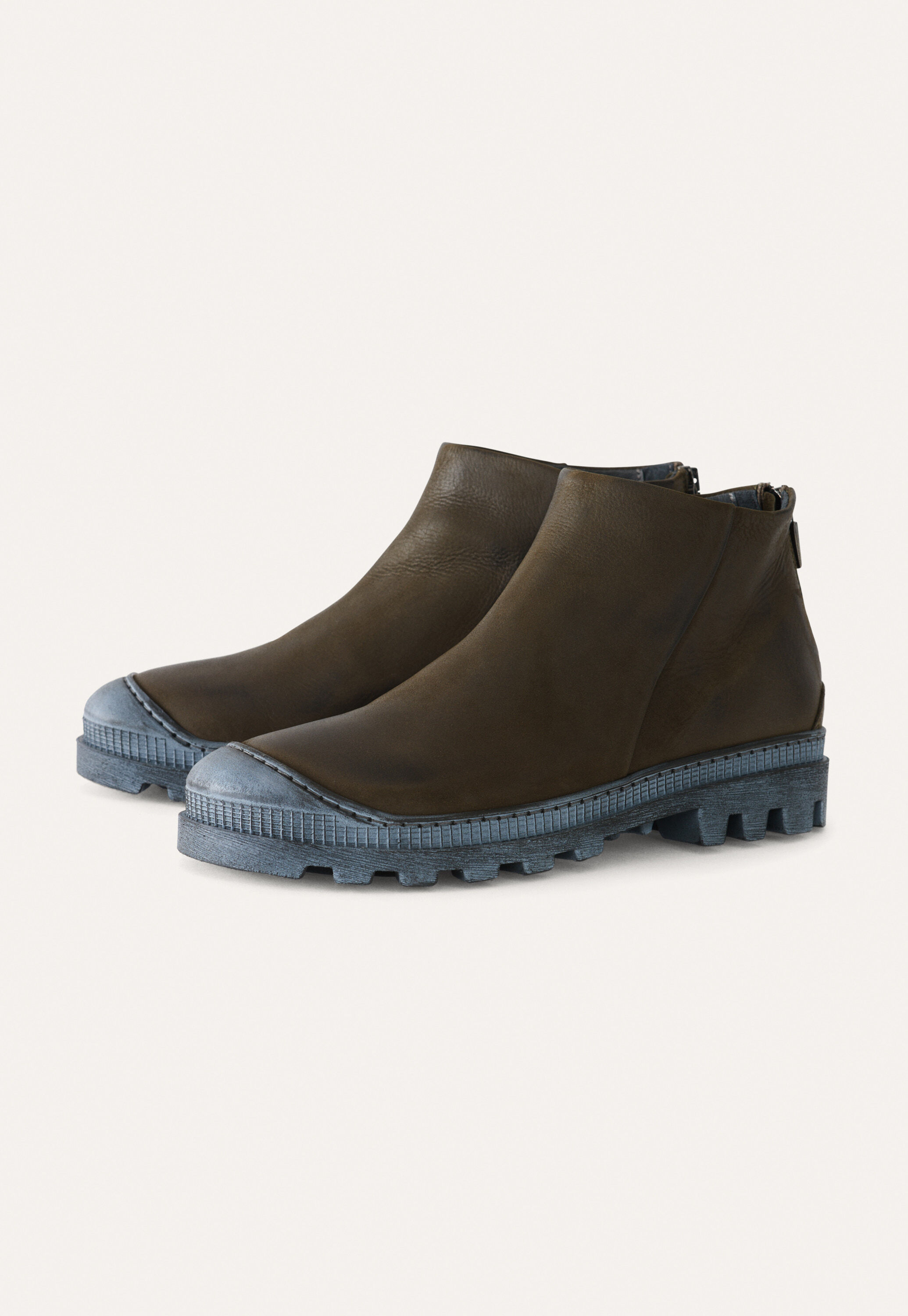 Wedge sandal with cut-out