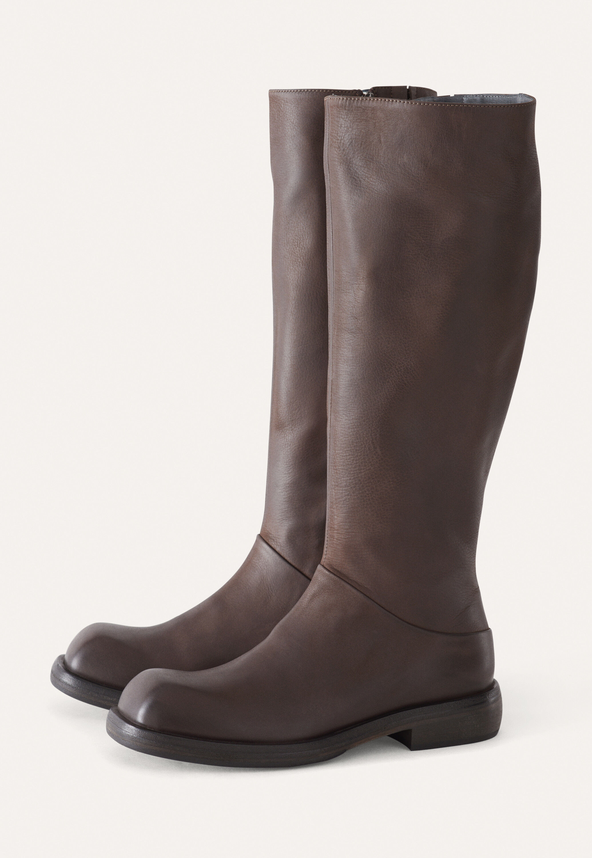 Wedge sandal with cut-out