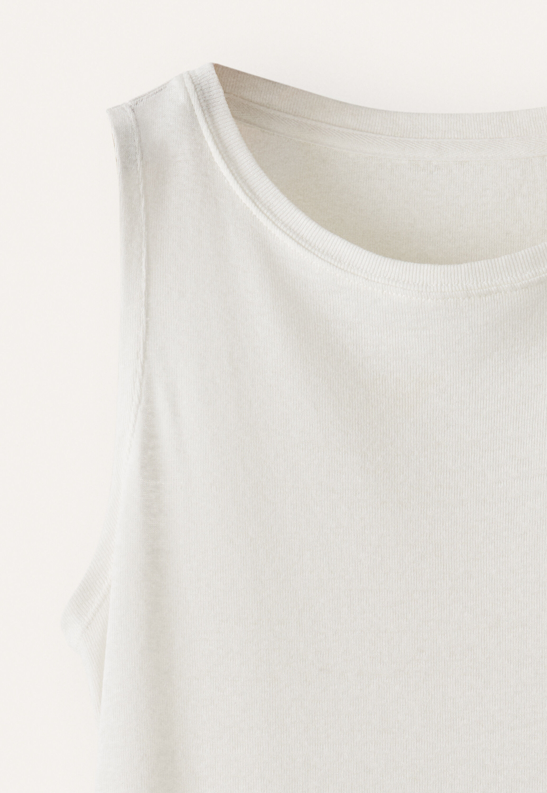 High-neck vest