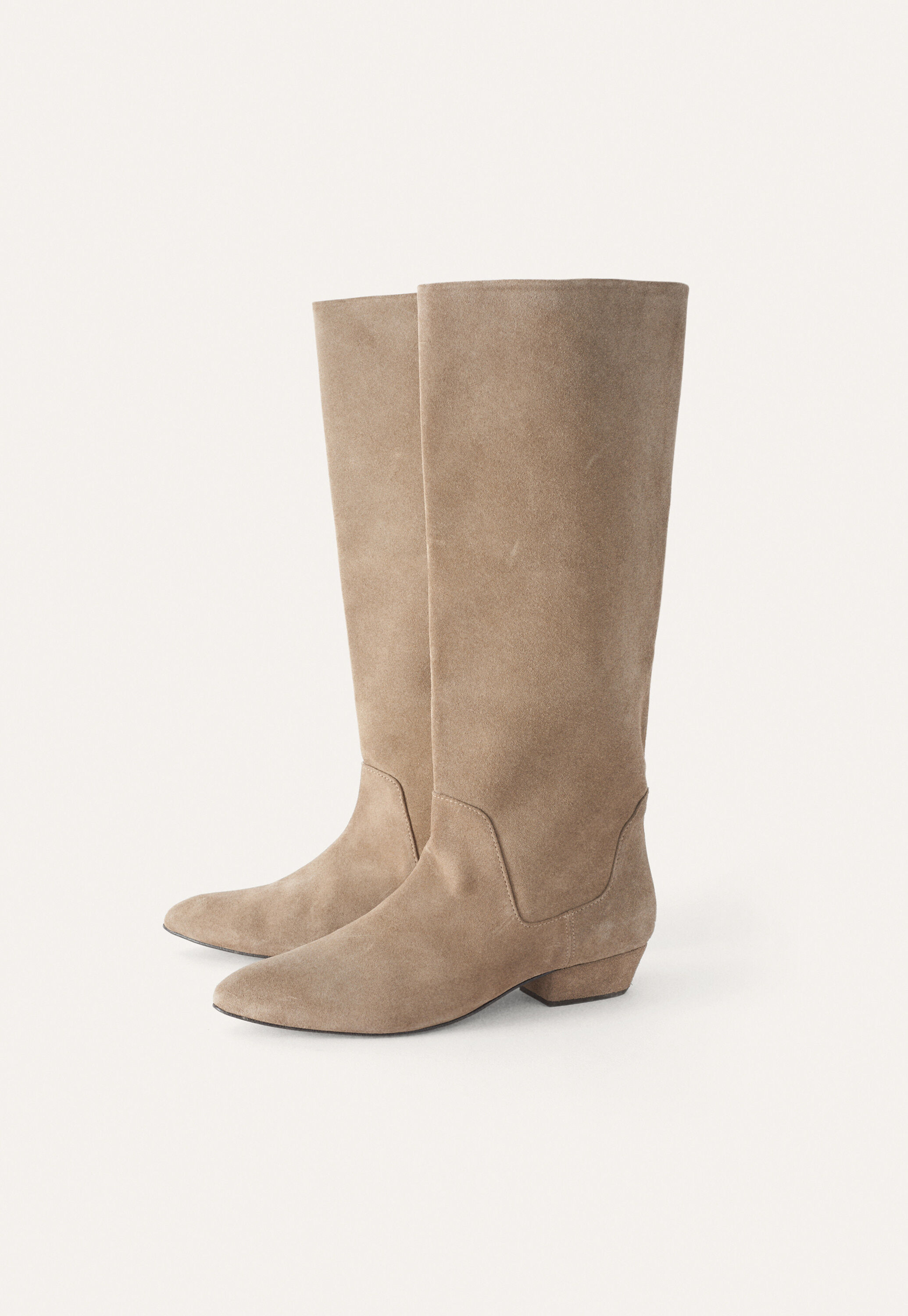 Wedge sandal with cut-out