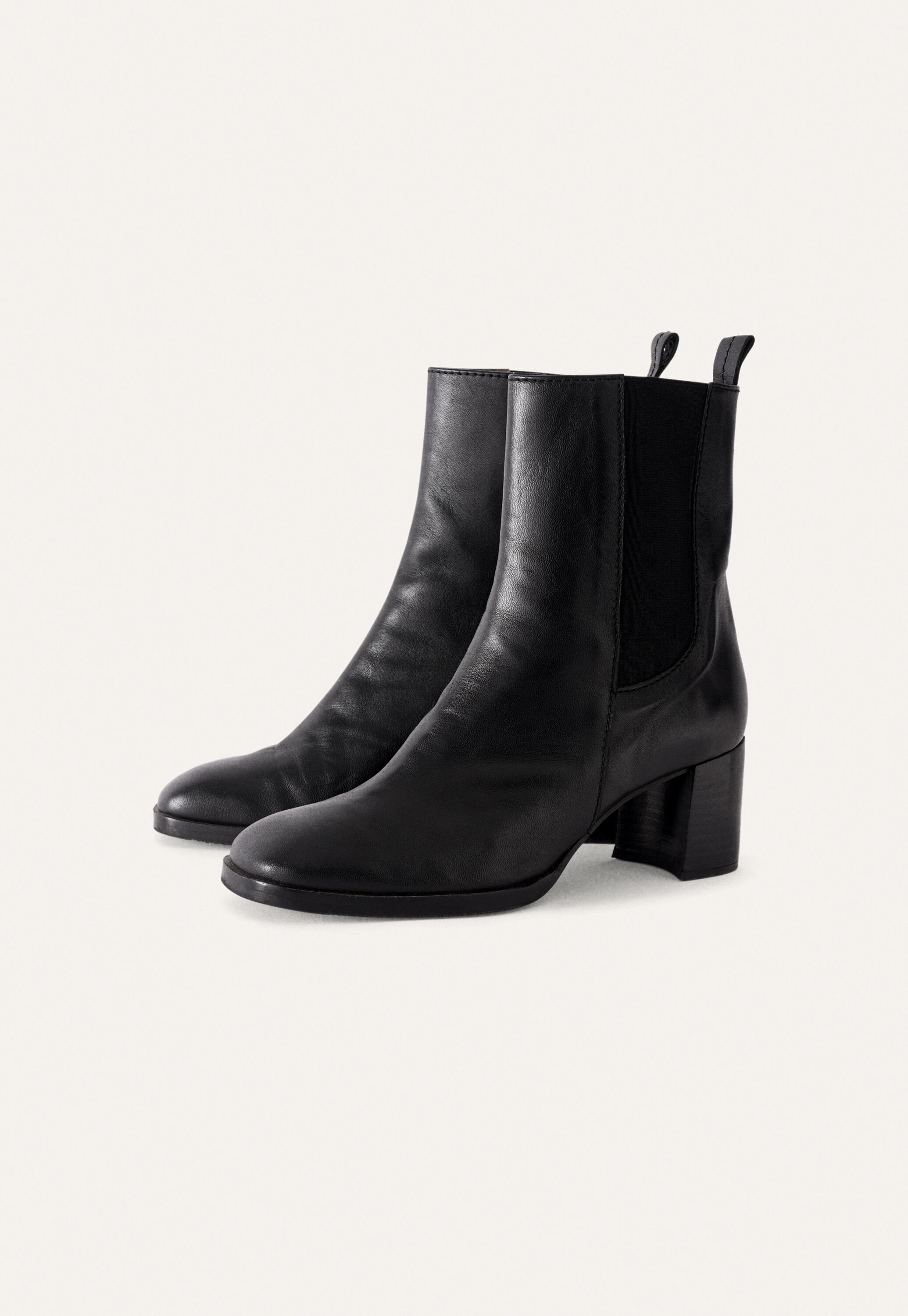 Wedge sandal with cut-out
