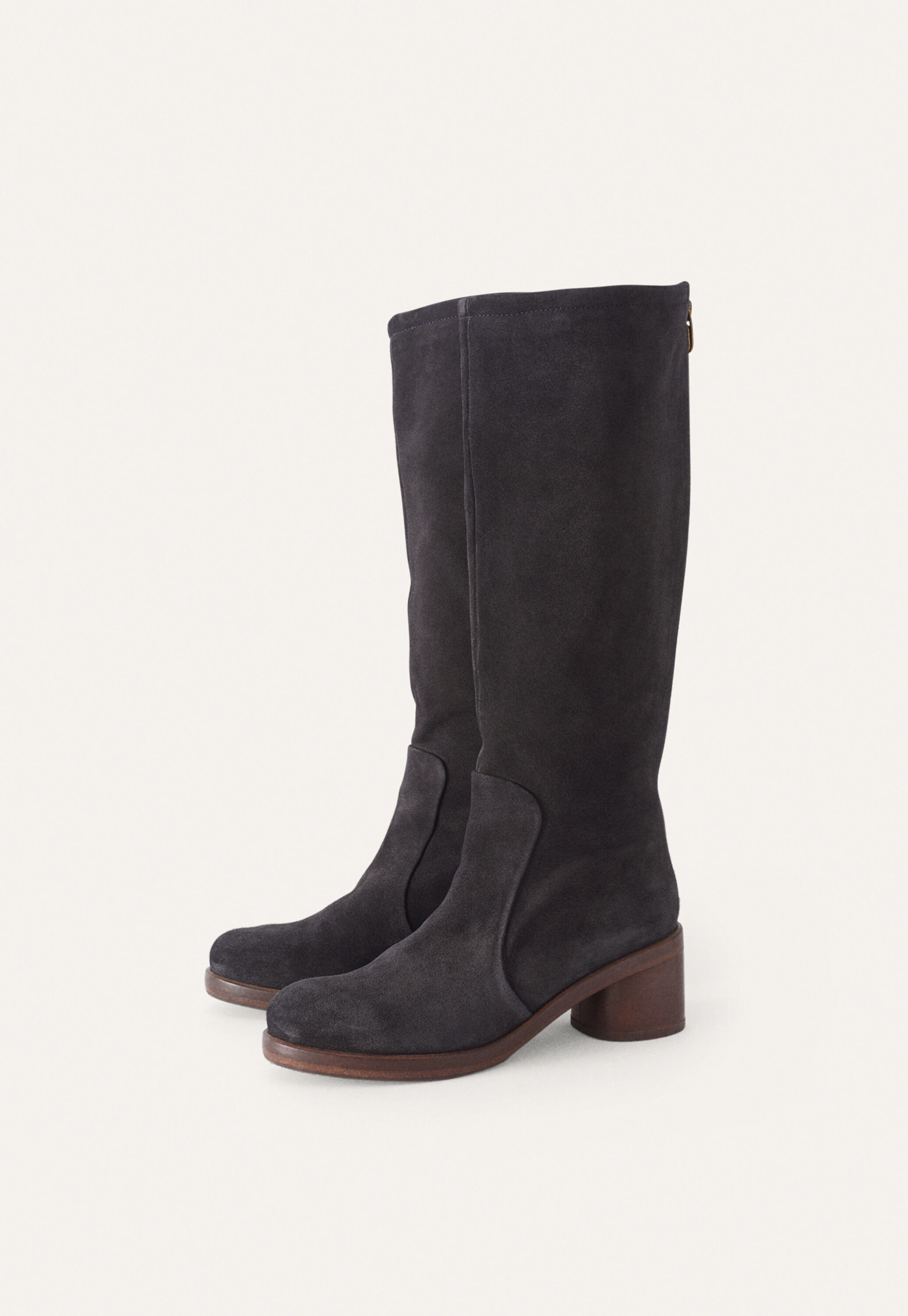 Wedge sandal with cut-out