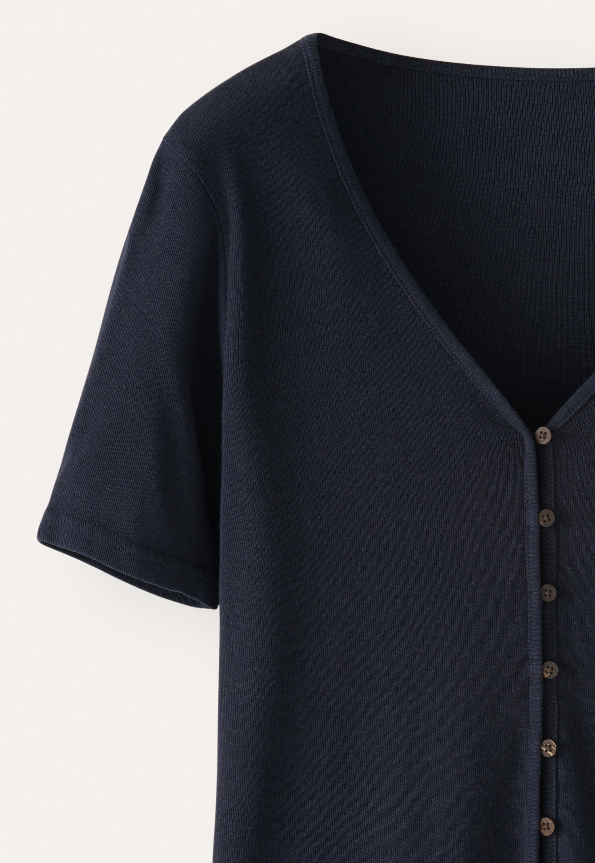 Button-through rib top